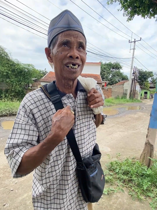 jangan lupa yaa selalu beli dagangan mereka para Lansia Pejuang Nafkah,, karena untuk yang sedikit itu bisa menghindari mreka dari meminta-minta,,, Terimakasih orang baik,, #orangbaik #bandung #pedagangkerupuk #pedagangkecil #penjualkerupuk #berbagikebaikan #ujangprdi #borong #ayah #ayahhebat #lansia #lansiapejuangnafkah 