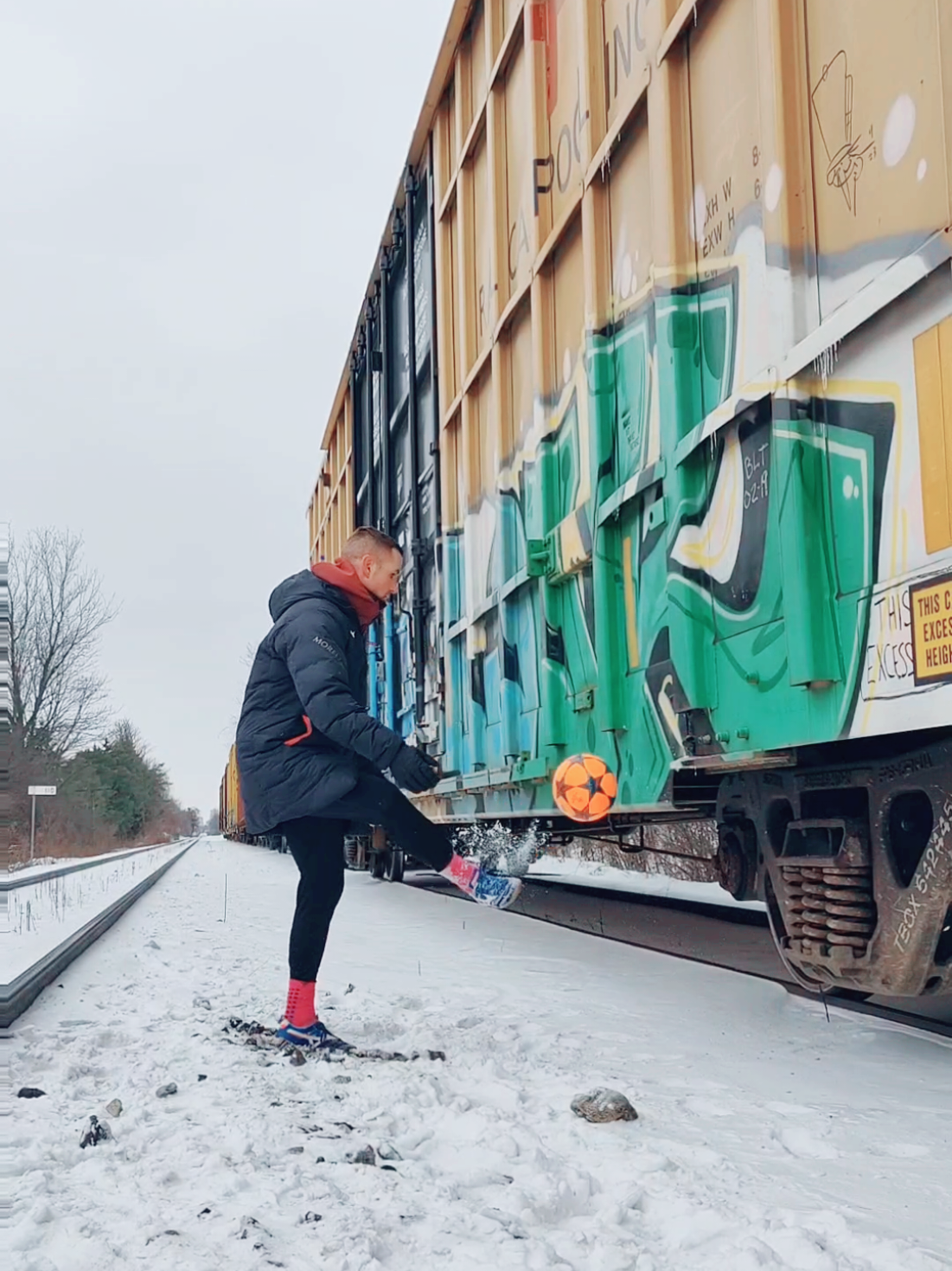 Autopilot⚽🚀🎯❄🚂🧲 #train #chest #control #ronaldinho #winter #football #viral #reels #fyp #fypシ゚ 