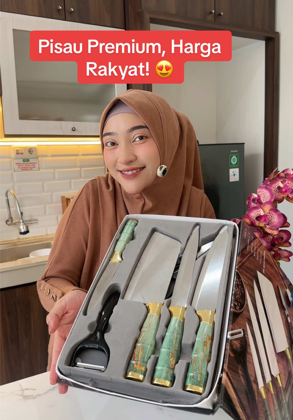 “Kirain pisau premium gini mahal, ternyata harganya ramah di kantong! 😍🔪 Set pisau isi 6 ini bukan cuma tajam & awet, tapi juga mewah banget dengan gagang bambu kombinasi emas! ✨ Udah dapet hardbox eksklusif, jadi cocok buat hadiah atau pajangan di dapur biar makin estetik! Buruan checkout sebelum kehabisan! 🚀🔥” #setpisau #pisauset #setpisaudapur #setpisauviral  #wibgajian #Gebyarbelanjafebruari #cuantanpabatas #ramadanekstraseru 