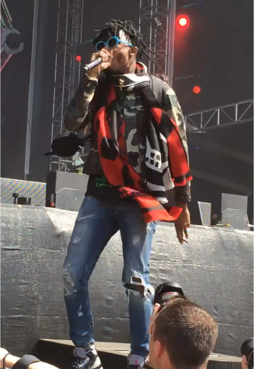 Throwback vid to 2016 cash carti era @playboicarti at Made In America Festival. What festivals would you want to see me film at this year? #playboicarti #cashcarti #unotheactivist #atlanta #rap #philly #soundcloud #madeinamerica #madeinamericafestival #concerts #musica #musicfestival #festival 