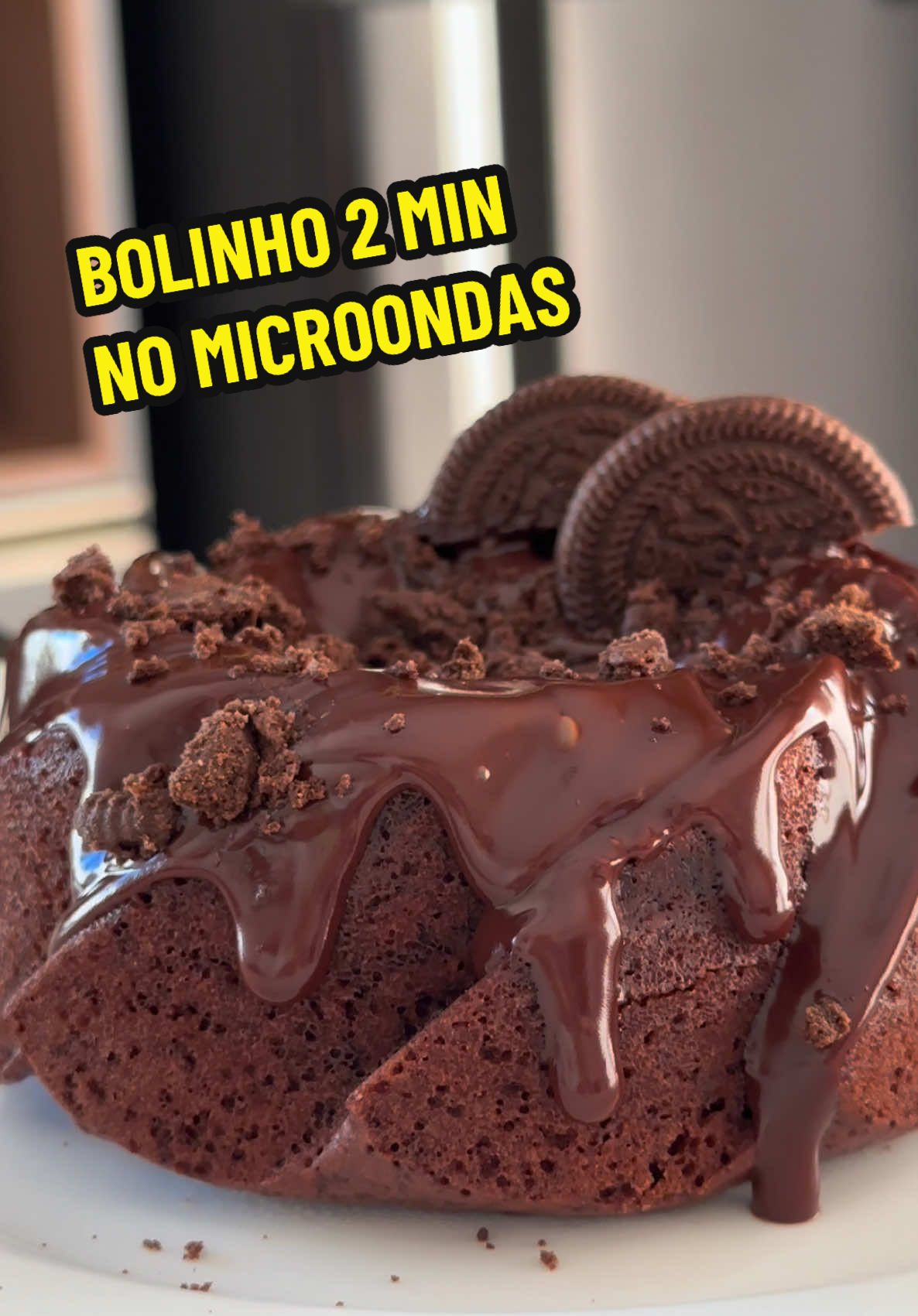 BOLO EM 2 MINUTOS NO MICROONDAS ⏳💛 • 2 colheres de óleo • 4 colheres de chocolate em pó • 2 colheres de açucar  • 8 colheres de leite  • 8 colheres de farinha de trigo • 1 colher de chá de fermento  (Mistura tudo e se tiver com a massa muito grossa pode colocar mais um pouco de leite)  • Coloquei gotas de chocolate meio amargo no meio mas é opcional • Microondas 2 minutos e deixa esfriar  PRA COBRIR FIZ UMA GANACHE:  • 100g de chocolate meio amargo • 100g de creme de leite  (Derrete no microondas de 30 em 30 segundos)  E FICA UMA DELICIA, prático e rápido pra fazer no dia a dia!  #bolo #bolinho #bolinhodechocolate #minibolo #bolodemicroondas #bolonomicroondas #bolorapido #bolo2minutos #cozinhando #brunacozinha 