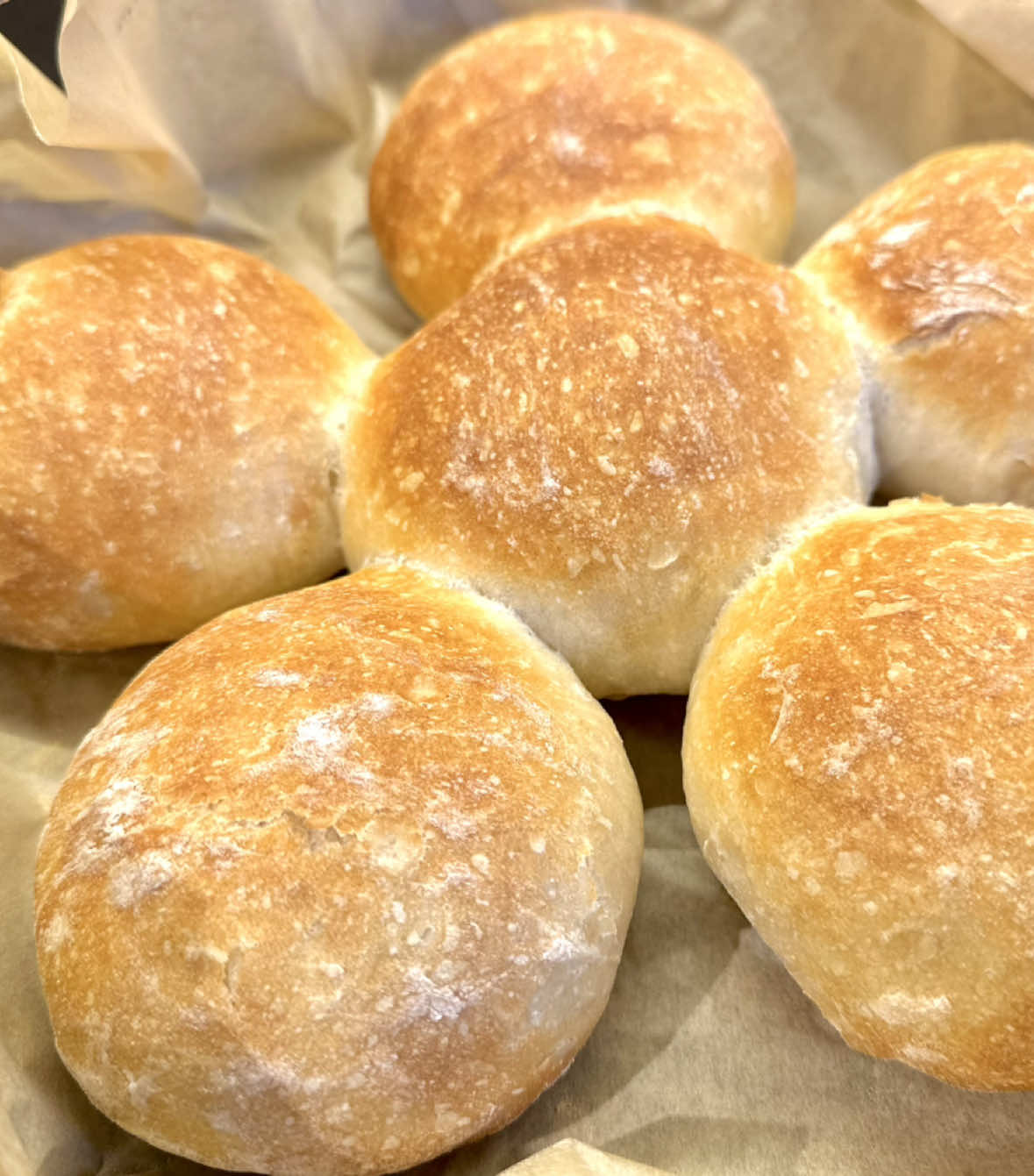 Easy & Delicious Homemade Bread Rolls 😍 Ingredients - Bread Flour or All Purpose Flour - 440g (3 cups) - Instant or fast action yeast - 1 Tbsp - Sea salt or Kosher salt - 1 tsp - Very warm water - 330ml (1.5 cups) #baking #howto #EasyRecipe #bread #Foodie #food 