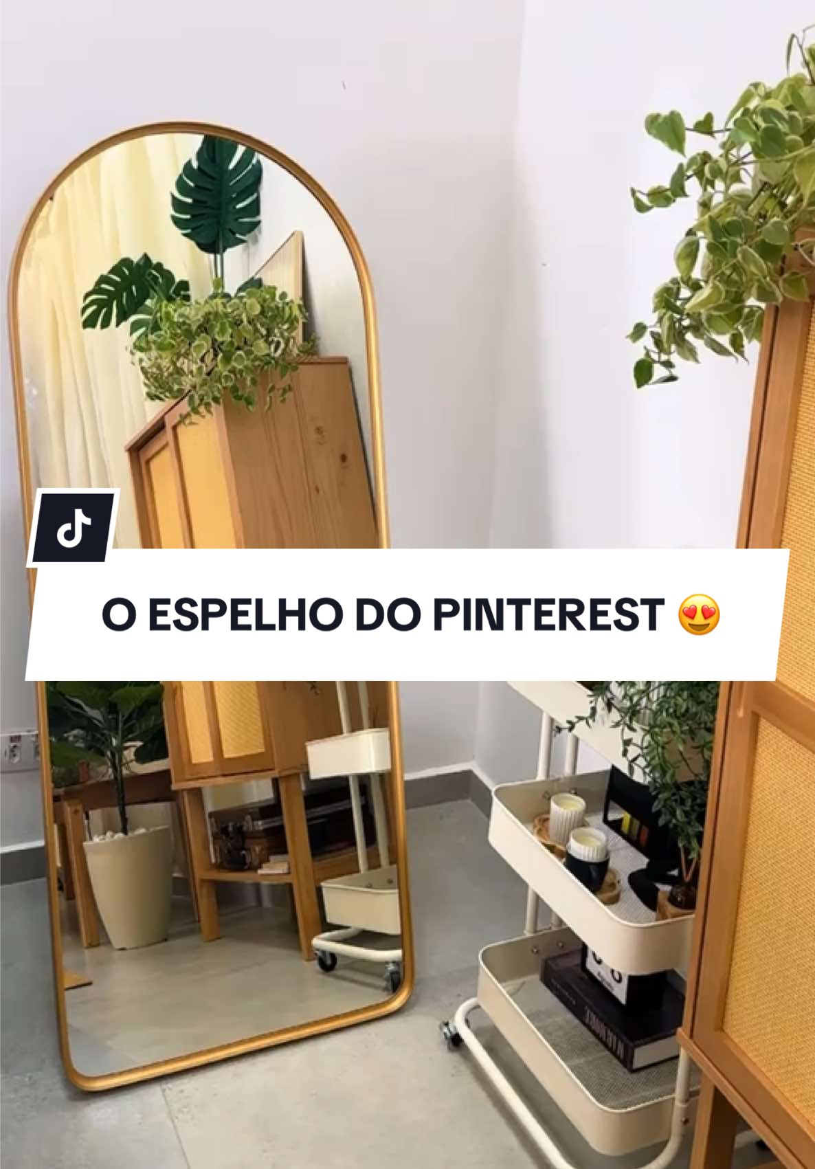 O espelho famoso no Pinterest está aqui na Madeira! ✨ Com moldura dourada e design elegante, ele amplia o ambiente e adiciona um toque especial à decoração. 🛒 Produto: Espelho Grande Oval com Base Reta Corpo Inteiro 150 x 60 cm com Suporte de Chão Dourado. 📲ID: 969578930 Garanta o seu! Baixe o app ou acesse o site pelo link na bio. 🧡