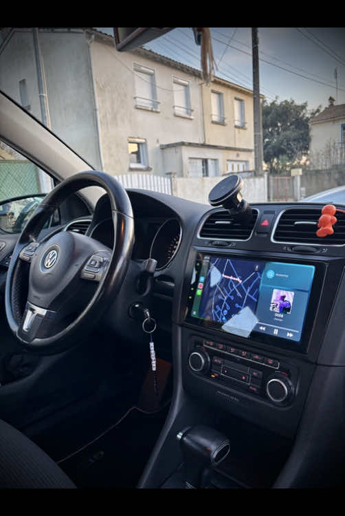 ✨ Installation CarPlay sur Volkswagen Golf 6 (2010) ✨ Vous possédez une Golf 6 de 2010 et vous voulez moderniser votre tableau de bord ? Nous avons installé un écran CarPlay/Android Auto dernière génération pour une expérience de conduite plus connectée et intuitive ! ✅ Profitez de Waze, Google Maps, Spotify, Apple Music, YouTube Music, appels en mains libres et bien plus, directement sur votre écran tactile, avec une interface fluide et moderne. 📍 Installation à domicile, rapide et professionnelle ! Contactez-nous pour plus d’infos. #Golf6 #Volkswagen #CarPlay #AndroidAuto #VoitureConnectée #Installation