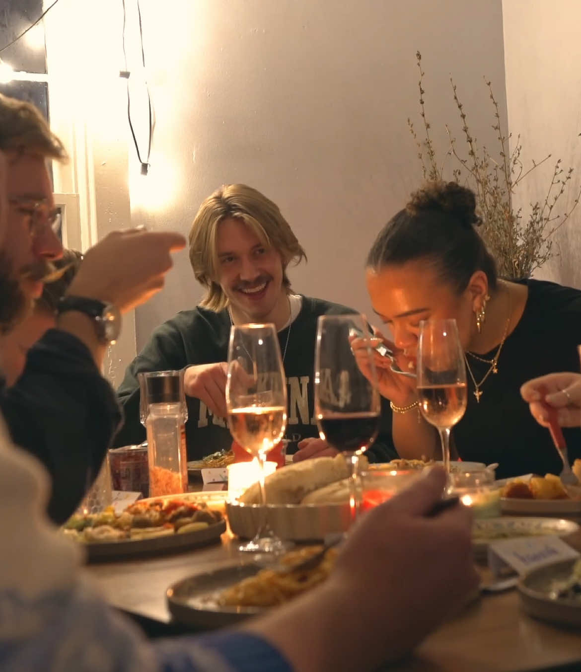 Having dinner with friends!! >> #fyp #fypシ゚viral #foryou #trending #dinnerwithme #dinnerparty #friends #friendshipgoals #friendsreunion #friendsgiving 