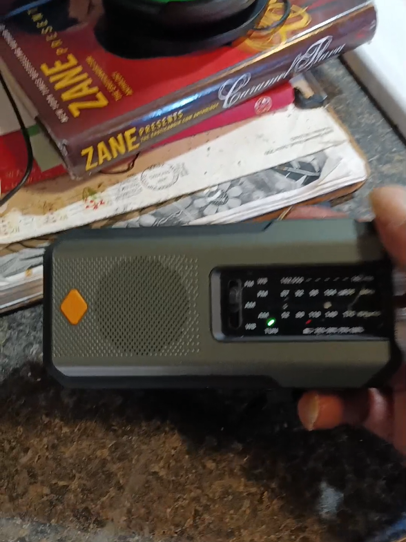 EMERGENCY HAND CRANK RADIO WITH SOLAR CELL AND WEATHER BAND#TikTokLIVE #BARNONE #cuzzo #trending 