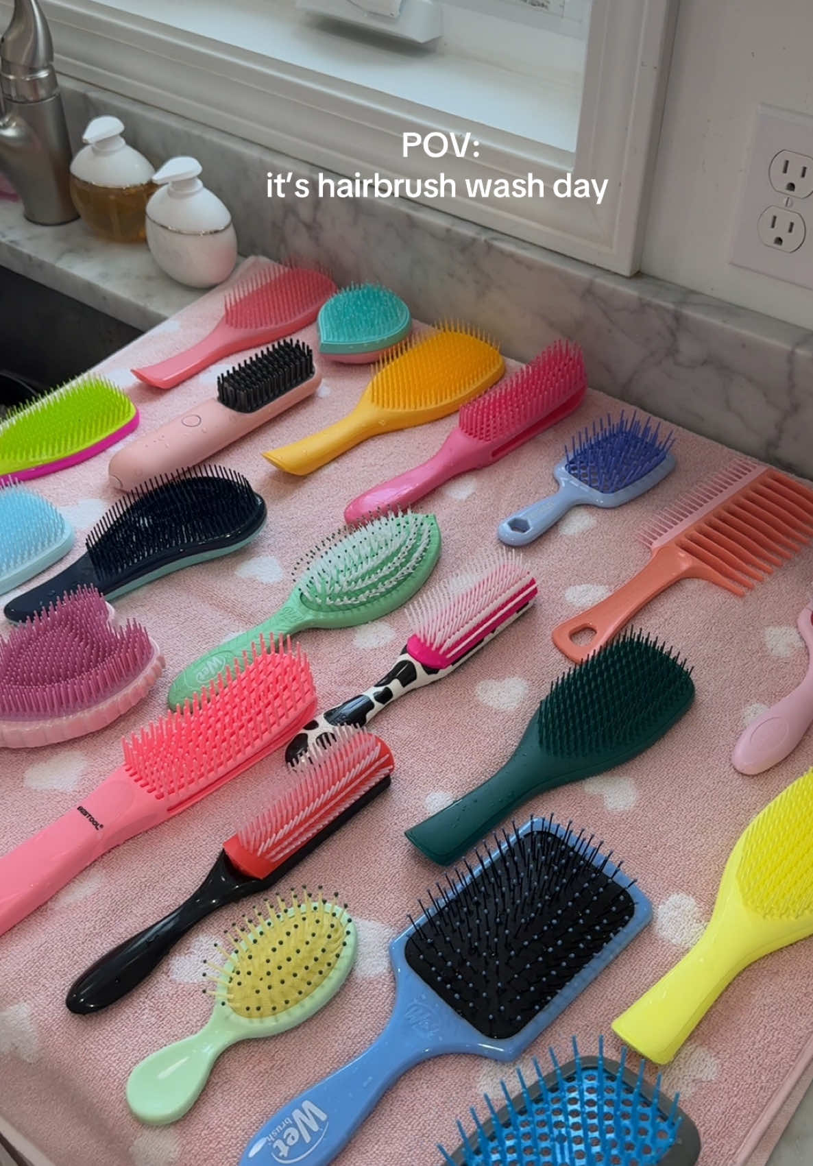 wash my hairbrushes with me 🫧 #hairbrush #washday #cleaningtiktok #cleaningtiktok #asmr #asmrcleaning #beauty #fyp #fyppppppppppppppppppppppp 