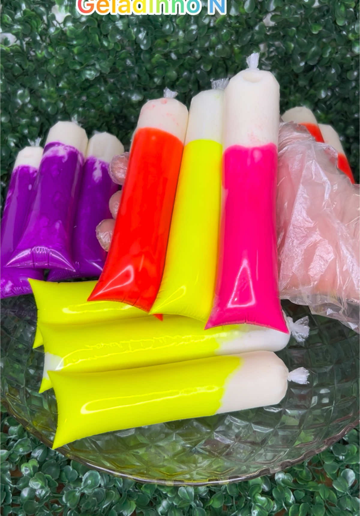 Geladinho gourmet neon  Ingredientes: - 1 caixinha de leite condensado  - 1 caixinha de creme de leite  - 1 coco pequeno  - 200 ml de leite de coco  - 1 colher de sopa de liga neutra  - 800 ml de leite  - 4 colheres de sopa de leite em pó  - 3 colheres de sopa de açúcar  - chocolate branco derretido  - Corante alimentício em pó: rosa neon, laranja neon, roxo neon, amarelo neon - Saquinho para geladinho 5x25 #geladinho #geladinhogourmet #carnaval #receitafacil #rendaextra #verao 