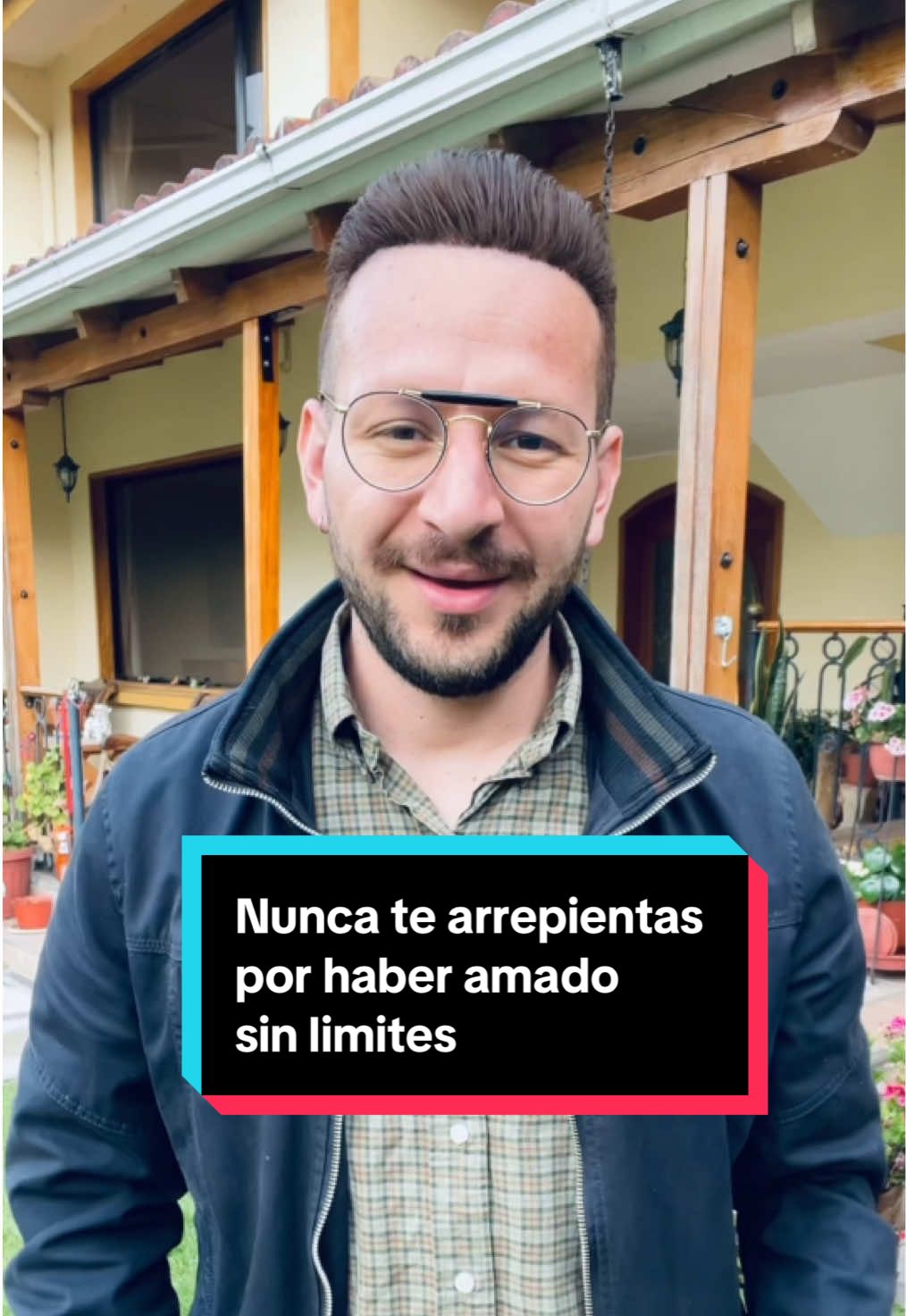 No te castigues por haber amado tanto, ni por haber permanecido donde no podían recibirte. Amar nunca es un error, es prueba de tu grandeza. El verdadero valor no está en irse a tiempo, sino en atreverse a sentir de verdad. Y tú sentiste. Tú fuiste valiente. No importa cuánto tardaste en soltar, sino la fuerza con la que al final lo hiciste. Porque salir cuando aún amas es una de las batallas más difíciles… y tú la ganaste. #autoconocimiento #desarrollopersonal #espiritualidad #resilencia #crecimientopersonal #mentalidad 