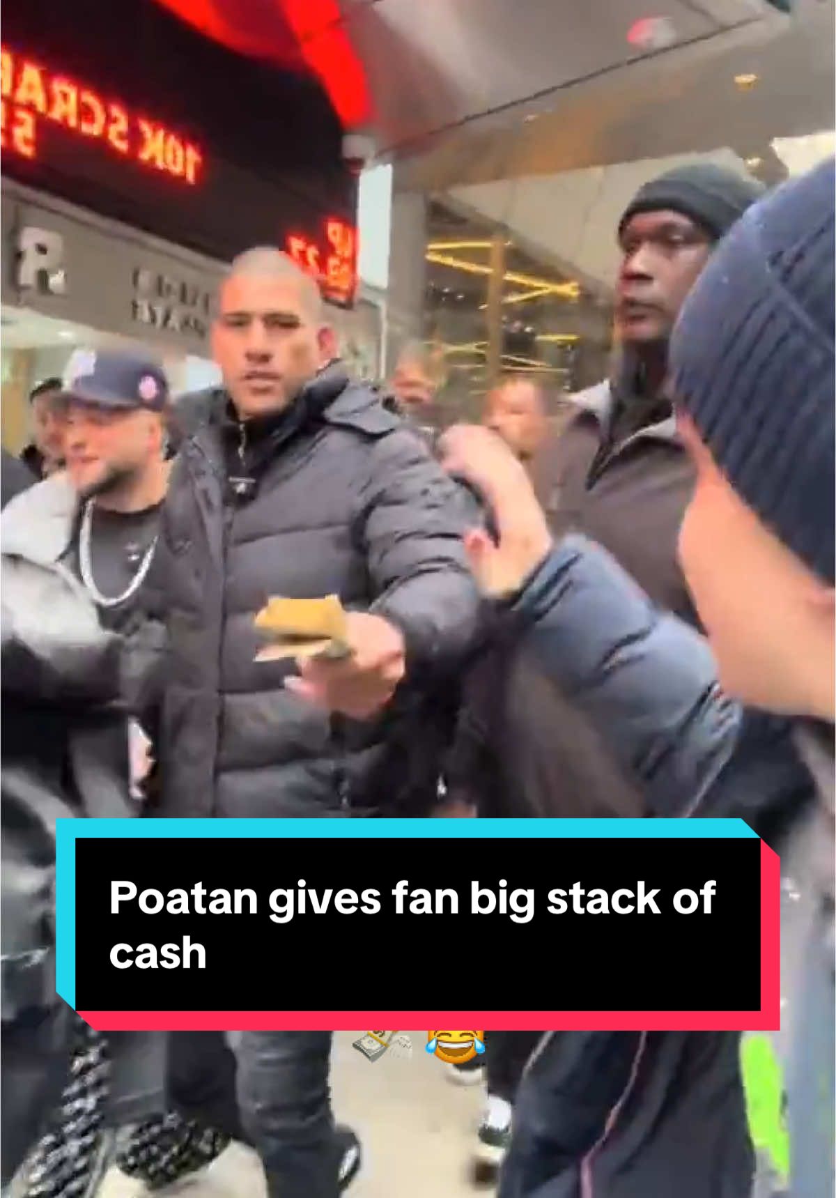 Alex Pereira casually handed out a stack of cash to a random fan while walking with Moses the Jeweler in the NYC Diamond District. 🤯💸😂