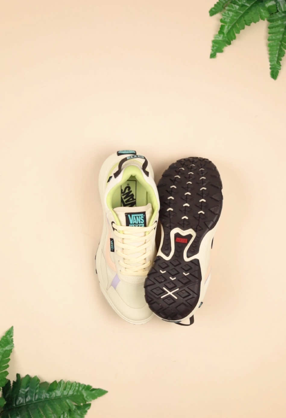 O Vans Crosspath MTE é a fusão perfeita entre estilo e conforto. Com cabedal hidrorrepelente, solado All-Trac™️ para máxima aderência e amortecimento UltraCush™️ para conforto absoluto, ele é perfeito para encarar qualquer clima. Produzido com materiais sustentáveis, é a escolha ideal para aventuras urbanas e ao ar livre! 🏙️⛰️ #fyp #fyy #vans #Lifestyle 