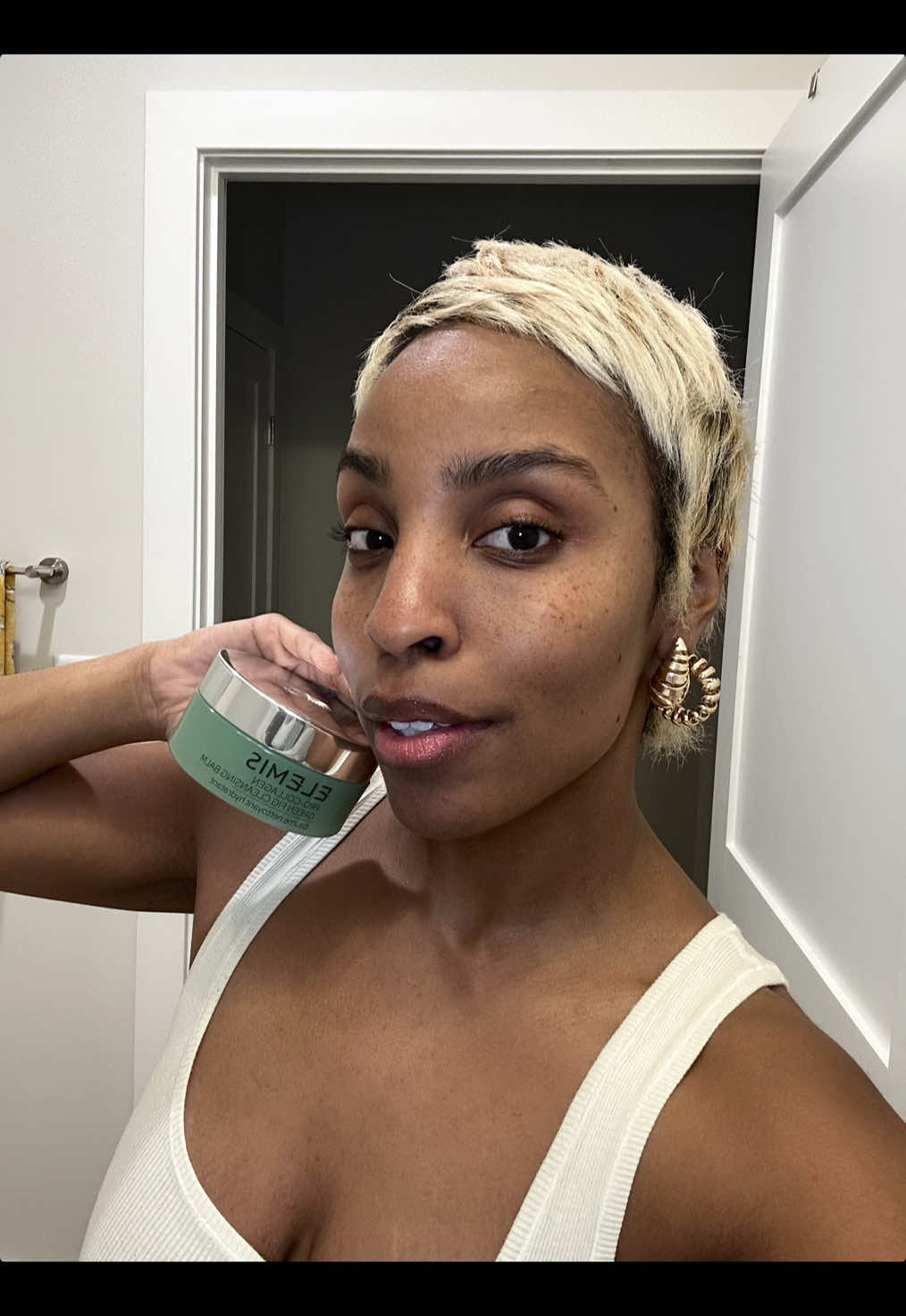 The @ELEMIS Pro-Collagen Green Fig Cleaning Cleansing Balm said “who don’t look the same?!?” because y’all can’t be talking about me. 💁🏾‍♀️😜 #artavialavay #bostoninfluencer #skincare #skincareroutine #makeupremover #naturalbeauty #skincareforbeginners #hydratingskincare #getunreadywithme #ELEMIS #ElemisSkinfluencer #GreenFigCleansingBalm #ElemisCleanser #MakeupMeltDown 