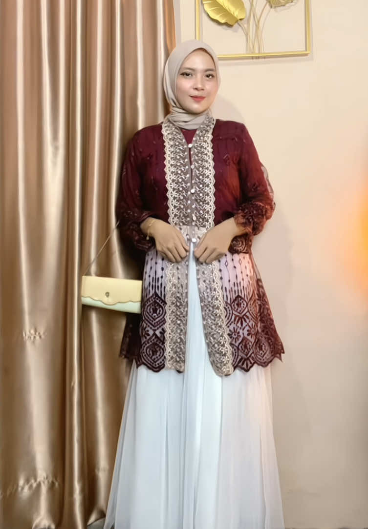 puter yang bisa dipakai untuk kondangan dan lebaran bisa couple sama anak 🫶🏻 #outerbrukat #outfitlebaran #brukatburgundy #burgundy 