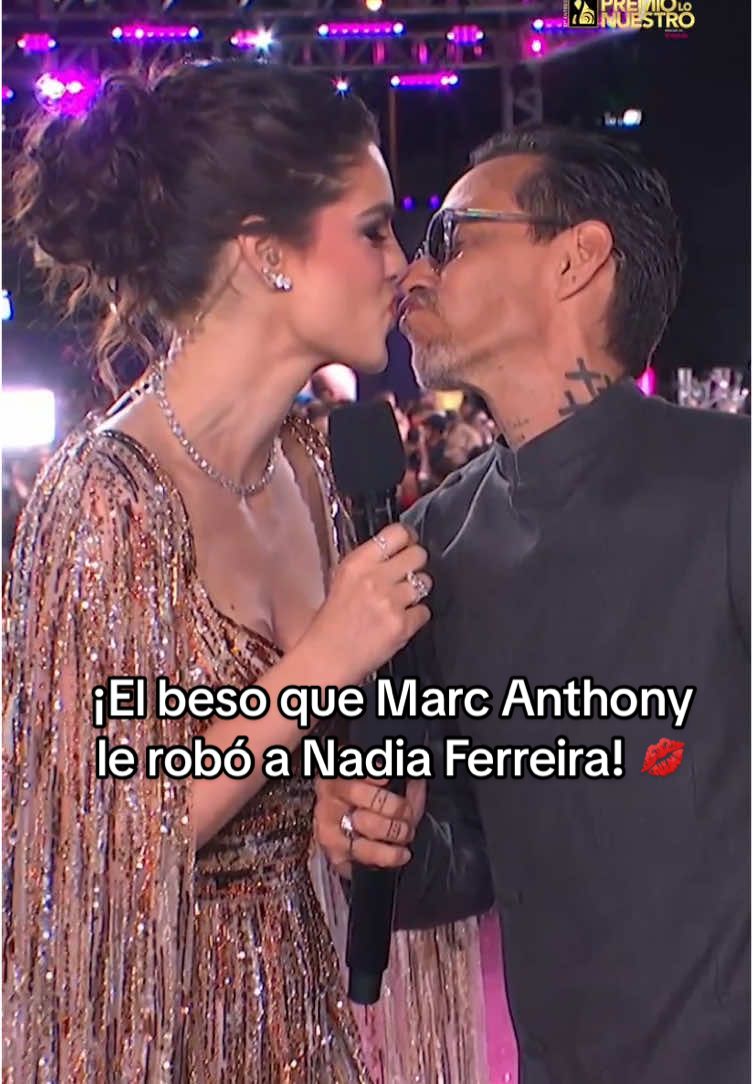 Awww! 💕💕💕 El momento romántico de #NocheDeEstrellas nos lo regalaron #NadiaFerreira y @Marc Anthony ❤️❤️❤️ ¡Puro love! 🫶🏻🫶🏻 #PremioLoNuestro #ShowDay #Clippeo