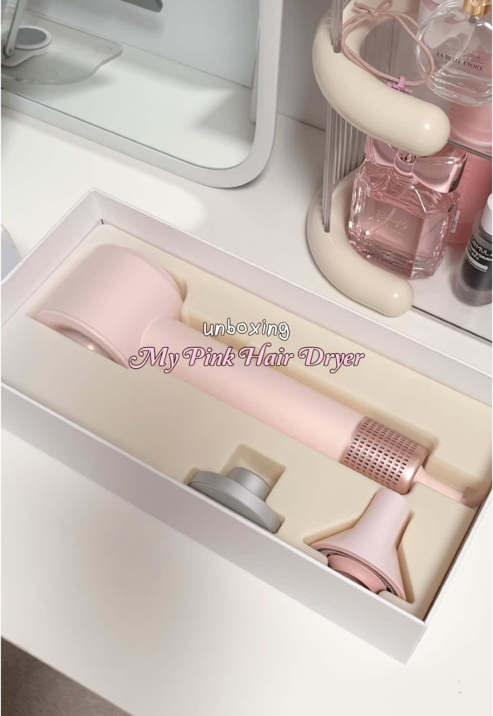 jujurly ini cepet banget ngeringinnyaa, dan buat rumahku yang 900 watt ini masih bisa kepake bangettt. poin plusnya juga it has the pink color 💖 kataku sih beliii beliii ini worth to buy bgt pokoknyaa~ #hairdryer #girlthings #SelfCare #selfcareroutine #grwm #girltherapy #pinkaesthetic #pinkygirl #RoomTour #roomdecor 