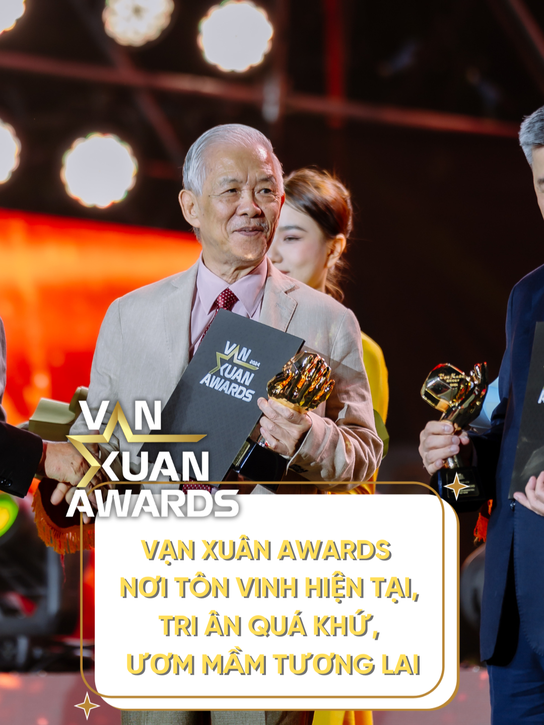 VẠN XUÂN AWARDS KHÔNG CHỈ LÀ MỘT GIẢI THƯỞNG, ĐÂY CÒN LÀ MỘT HÀNH TRÌNH ĐẦY CẢM HỨNG, NƠI TÔN VINH HIỆN TẠI, TRI ÂN QUÁ KHỨ, ƯƠM MẦM TƯƠNG LAI ✨✨ Vạn Xuân Awards - sân chơi sáng tạo hàng đầu của ngành quảng cáo Việt Nam, mang trong mình sứ mệnh tạo ra một nền tảng vững chắc để các tài năng sáng tạo, những chiến dịch quảng cáo đột phá có thể được nhìn nhận, ghi nhận và truyền cảm hứng cho các thế hệ tiếp theo. 🔥 Bên cạnh việc tôn vinh các chiến dịch quảng cáo xuất sắc của các thương hiệu, Agency, Vạn Xuân Awards còn là nơi tri ân và tôn vinh những bậc thầy, những cây đa cây đề đã cống hiến hết mình cho ngành quảng cáo. Những chiến lược, sáng tạo và cống hiến của họ đã tạo dựng nền móng vững chắc cho những thành tựu ngày hôm nay. Họ không chỉ là những người sáng lập, những nhà lãnh đạo truyền cảm hứng, mà còn là những 