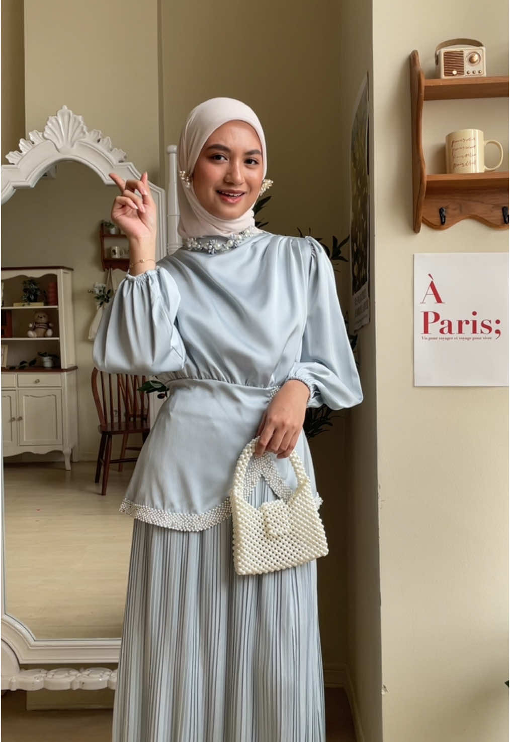 CAKEP BANGET! One set atasan & rok dari royal satin dan bertabur payet yang lucu.