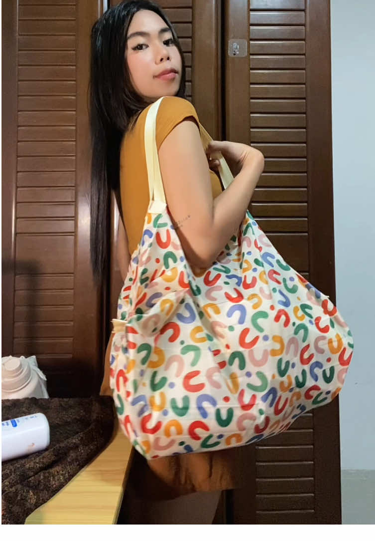 DITO MABIBILI YAN ➡️ @mamajenny ⬅️ di na gagamit ng plastik, paper bag na napupunit o bibili pa ng eco bag eto reusable pa daming malalagay. #shoppingbag #foldableshopperbag #bagforshopping #foldingbag 