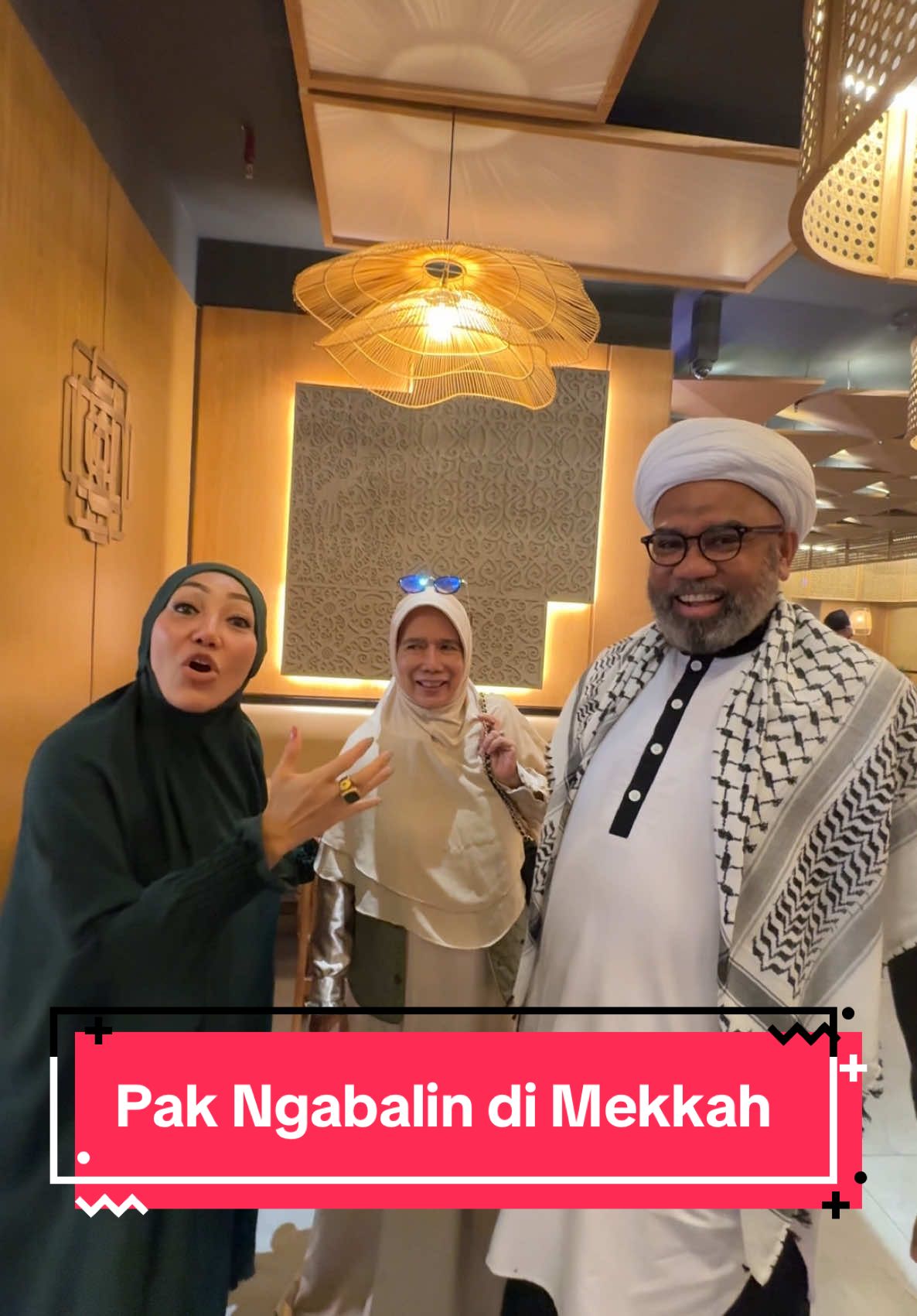 Allhamdulilllaah bareng Pak Ngabalin kalian Ibu dahar siang wonten Makkah…. Biasa Beliau bersama Pak Presiden dkk…. Saiki bareng aku Luuur…. Bingah atiku Luur🤲🤲😀😀