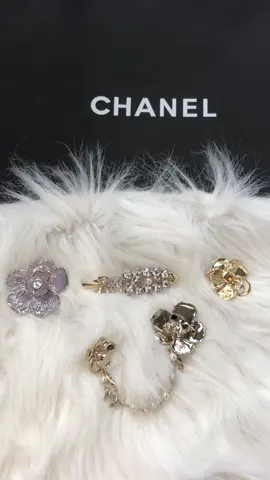 Share some Chanel brooches, very shiny and exquisite. Your outfit must be paired with a brooch, which will make you look very sophisticated!#cosmic_cosmic #womenclothing #fashion #share #luxury #OOTD #brooch