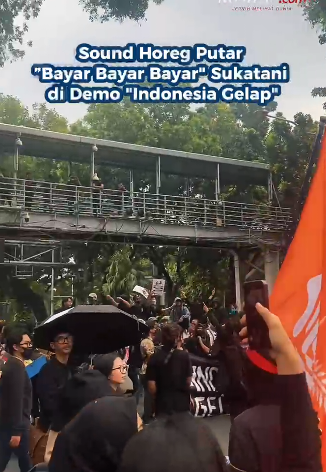 Sound Horeg putar ”Bayar Bayar Bayar“ oleh Sukatani di demo Indonesia di Patung Kuda, pada Jumat (21/02 2025).  Para aksi massa mahasiswa ikut bernyanyi. Kreatif: Rega Almuhtada  Produser: Nibras Nada Nailufar #IndonesiaGelap #Sukatani #cut