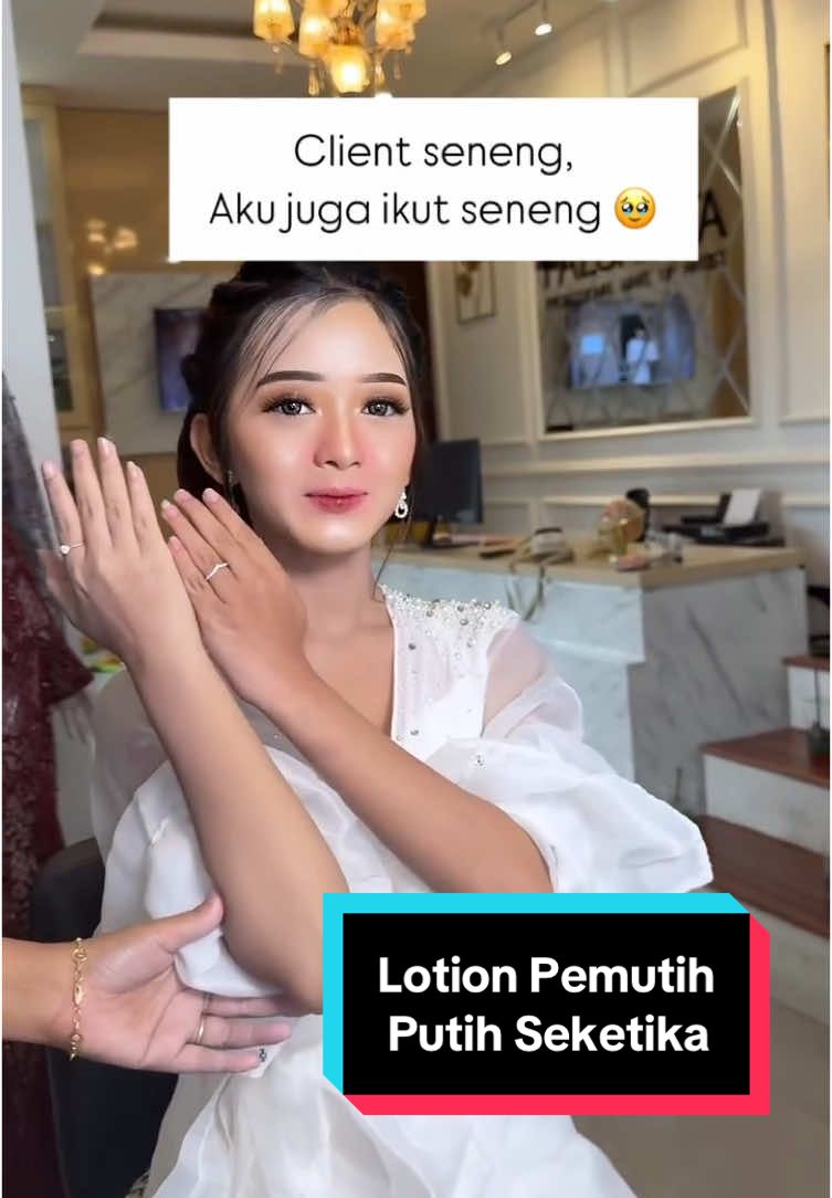 Yang mau ngabuburit, bukber, atau lebaran, mau keliatan putih glowing bersinar, aku rekomendasiin lotion pemutih ku, tahan seharian udah waterproof pastinya bpom halal.. #falshintamakeup #falebuty #lotionpemutih 