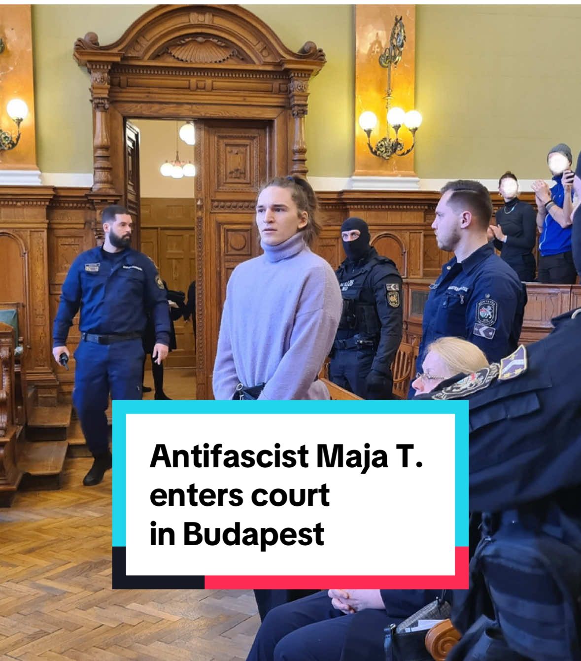 ⚖️ Maja T., a non-binary antifascist, extradited from Germany despite legal concerns, is brought into the courtroom in handcuffs. Critics argue this is meant to send a message—deterrence of antifascism. But Maja T. seems not deterred. #FreeMaja #FreeAllAntifas #Antifa #antifascism #Budapest 