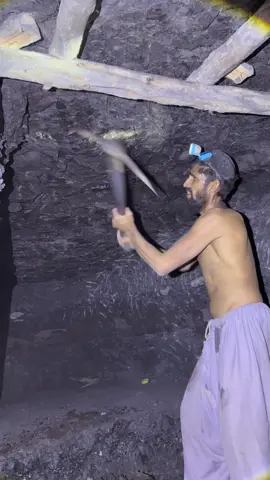 Black Diamond Mining ⛏️ #blackdiamondmining #undergroundmining #TreasureHunt #CoalMining #goldmining #MiningLife #hardwork #DangerousJobs #DeepUnderground #viral #foryou #coal #usatiktok 