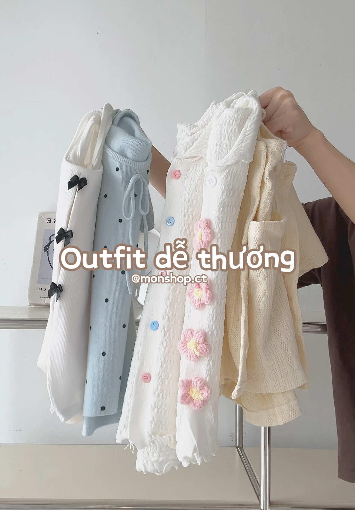 Tham khảo ngay outfit dễ thương này của tụi mình nhaaa 😙 #thinhhanh #tiktok #xuhuong #monshop #fybシ #review #viralvideo #LearnOnTikTok #tipsphoido #phoidoxinh #moingaymotoutfit 