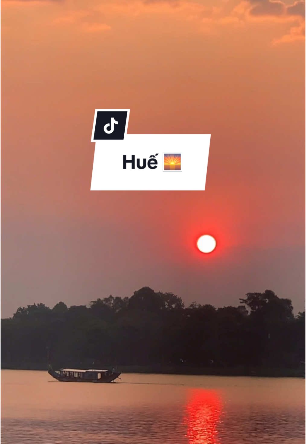 9 năm với Huế, một tình yêu Có phải tình đâu một buổi chiều 🌅 Với mình Huế là tình yêu, là tuổi trẻ, là nơi mà chứng kiến sự trưởng thành của mình từ 1 cậu bé 18,19 tuổi ngốc ngếch vào Huế lần đầu, rời Huế khi đã đủ lớn, đủ trưởng thành, đủ hiểu cuộc đời và những gì đời đã dạy 🥰 #huế #75 #xuhuong #mylife #trend #dulich #travel #9năm #fpyシ #huế #food 