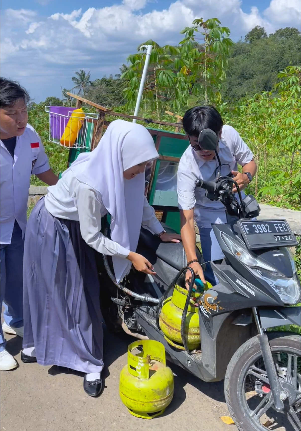 murid2 nuker gas sama motor dan gerobaknya! babehpun yg kena imbasnya 😭 #Triplespicy 