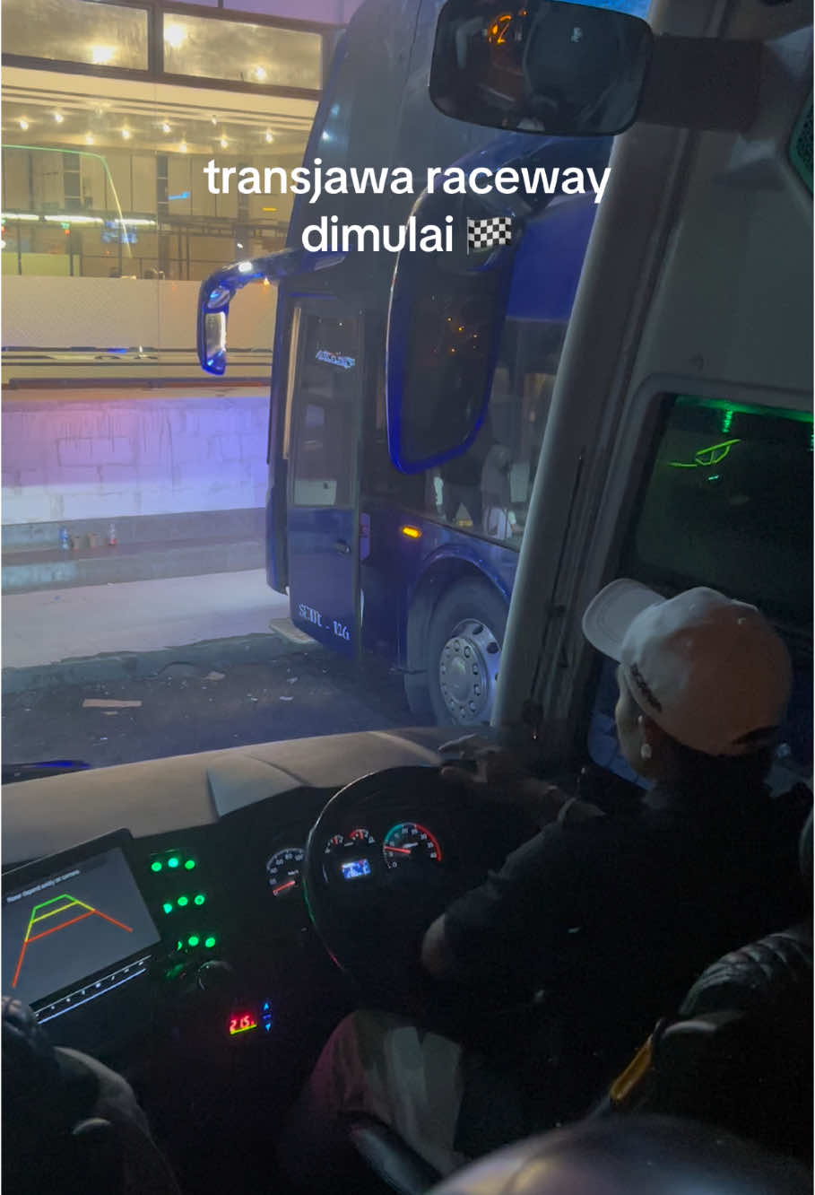 Topi putih wayae tampil, @July Ricardo                                                    #168trans #hinorm280 #jetbus5 #adiputro #singleglass #videobus #scaniak450cb #doubledeckerbus #ngapakpride #busmaniacommunity 