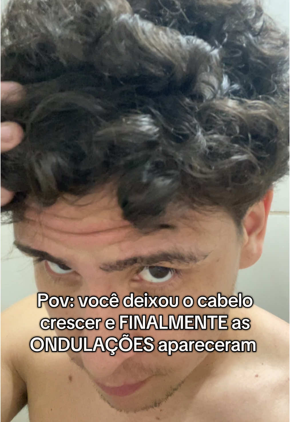 Depois de 6 meses deixando crescer, só agora tá formando ondulações de verdade. #fyp #cabelo #hair #cacheados #ondulado #botox #hidratacao #progressiva 