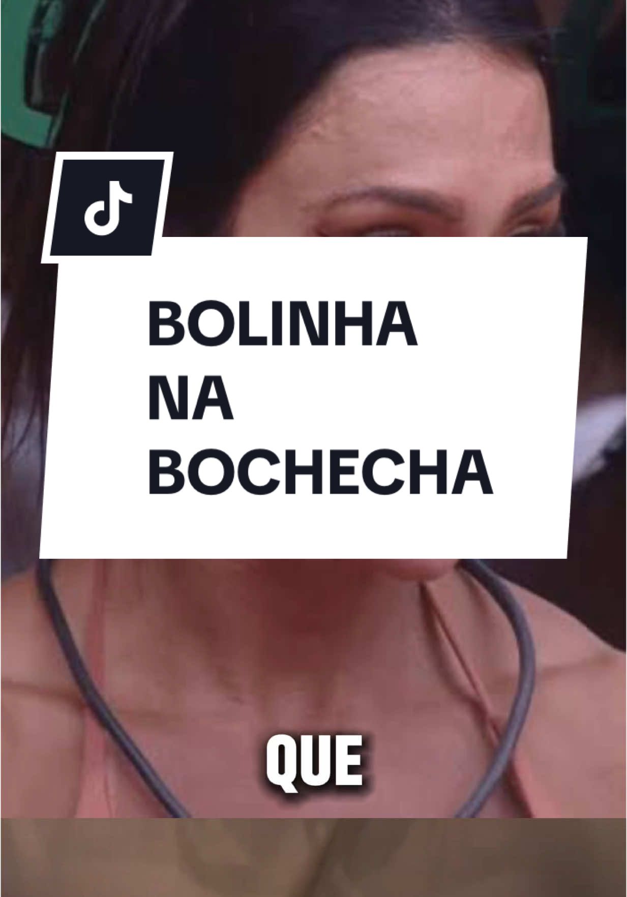 O que é aquela bolinha na bochecha da Gracyanne Barbosa no BBB 2025? Muita gente está perguntando, e a explicação oficial é que se trata da gordura de Bichat. Mas será que é só isso? 🤔 Minha impressão como dermatologista (lembrando que não sou médico dela e isso é só uma especulação!) é que pode ter relação com procedimentos estéticos, como cirurgias (até bichectomia prévia) ou até bioestimuladores e ácido hialurônico, que aumentam o volume na região. Além disso, em alguns vídeos, dá pra notar outras nodulações, como na mandíbula, o que pode indicar a presença de material preenchendo essas áreas. Mas independente disso, cada um tem sua beleza e suas escolhas estéticas! Agora me conta: você já tinha reparado isso? O que acha da beleza dela? Comenta aqui! #GracyanneBarbosa #BBB2025 #Estética #Preenchimento #Bioestimulador #Beleza #Pele #Skincare#CapCut 