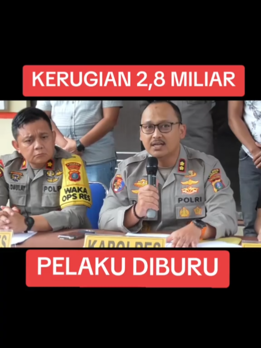 Kerugian Rp2,8 Miliar, Polres Langkat Buru Pelaku Penggelapan Belasan Mobil Rental Langkat – Polres Langkat berhasil mengungkap kasus penggeleapan belasan mobil rental, Selasa (18/2/2025) dini hari, dari bebera titik di Desa Namo Sialang, Kecamatan Batang Serangan. Kerugian dalam perkara ini, diperkirakan mencapai Rp2,8 Miliar. Hingga kini, tersangka Fer masih diburu aparat kepolisian.  Hal ini seperti yang disampaikan Kapolres Langkat AKB David Triyo Prasojo saat menggelar konferensi pers, Jum’at (21/2/2025) siang. “Ada 14 unit berbagai merek mobil rentalan yang diamankan tim Satreskrim Polres Langkat,” terang David. Belasan kendaraan itu, merupakan barang bukti tindak pidana penggelapan dengan tersangka Fer, yang juga disebut-sebut sebagai menantu pemilik diskotek di Kecamatan Batang Serangan. Pengungkapan kasus ini, berawal dari laporan korban ke Mapolres Langkat pada 20 Februari 2025 kemarin. Sedikitnya, 9 orang korban yang berasal dari Kabupaten Langkat, Binjai dan Medan mengadukan tindak pidana tersebut.  #Menonaktifkan GPS Mobil Pada Januari 2025, Fer merental 15 mobil kepada keponakannya untuk keperluan proyek. Tanpa curiga, kerabat Fer pun menyepakati untuk pembayaran rental mobil tersebut dilakukan setiap awal bulan. Untuk pembayaran pertama, Fer berjanji memenuhinya tanggal 5 Februari 2025. Namun, Fer mengingkari janjinya. Tanggal pembayaran awal yang ditentukan pun sudah berlalu. Pada 18 Februari 2025, GPS semua mobil yang ditentalkan sudah tidak aktif. Korban juga sudah tidak lagi bisa berkomunikasi dengan tersangka. “Atas kejadian tersebut pelapor merasa keberatan dan mengalami kerugian sebesar Rp2,8 Miliar. Pelaku masih dalam pengejaran pihak kepolisian. Para saksi telah diambil keteranganya. Pelaku disangkakan melanggar pasal 372 kuhp, dengan hukuman selama-lamanya 4 (empat) tahun penjara. (***) #penggelapanmobil #polreslangkat #batangserangan #langkat 