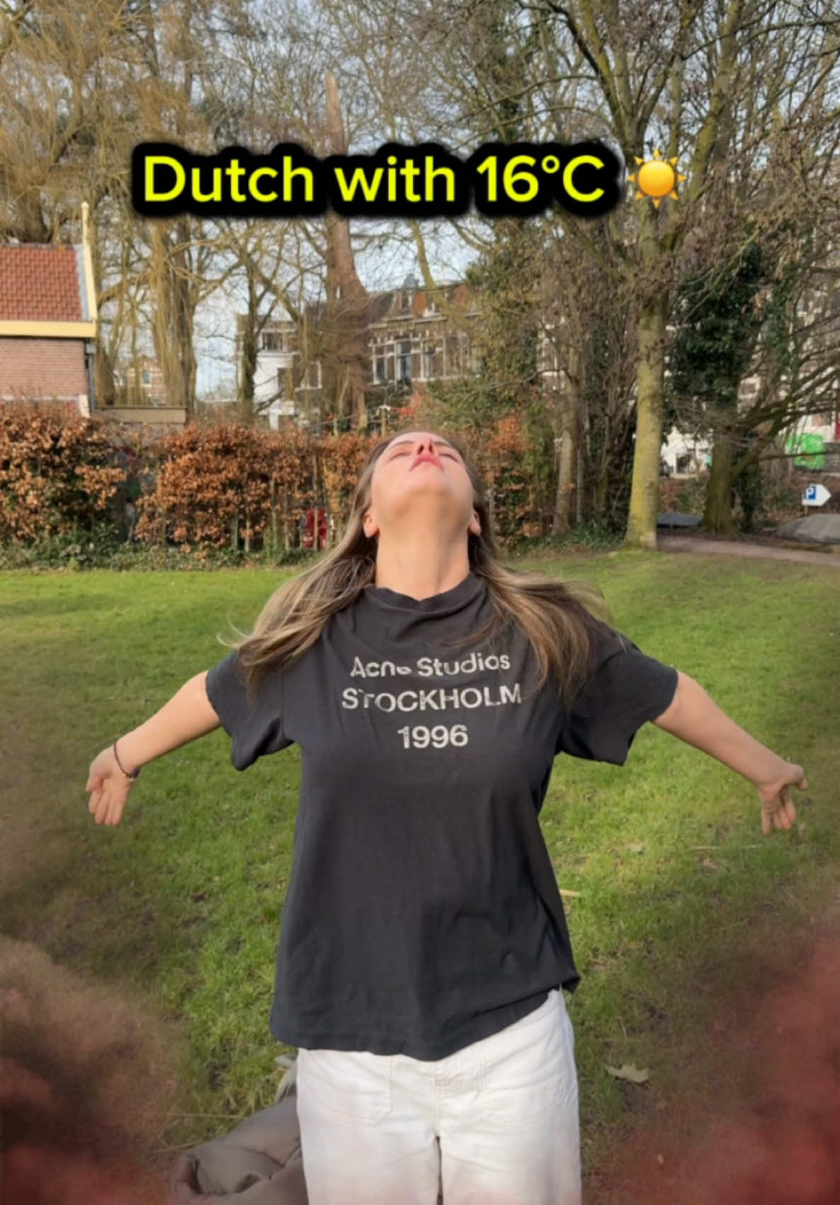 BREAKING NEWS: it’s 16 degrees in NL today! See ya’ll at the beach! 🏖️  #nederland🇳🇱 #netherlands🇳🇱 #dutch #nederlands #grappig #taalleren #nederlandsetaal #cultureshock #expatinthenetherlands  #mooi #mooiweer #zon #amsterdam 