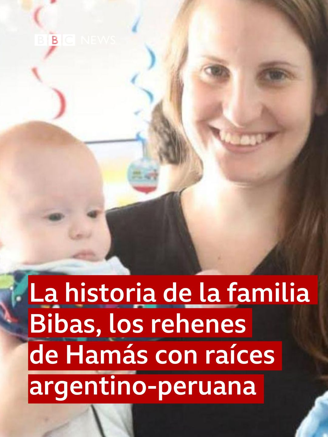 La familia Bibas sigue siendo un símbolo de los rehenes capturados por Hamás el 7 de octubre de 2023.  Yarden, el padre, fue liberado con vida el pasado 1 de febrero. Pero Shiri, la madre, y sus dos hijos, Ariel y Kfir, fueron dados por muertos por el grupo militante islámico en noviembre de 2023 y este jueves Hamás hizo entrega oficial de sus cuerpos.  Sin embargo, Israel aseguró que el supuesto cuerpo de Shiri no corresponde a ella, sino a una persona aún sin identificar.  Y Hamás admitió después que enviaron los restos equivocados y que lo investigarán.  Shiri tiene origen argentino, por parte de padre -quien falleció el 7 de octubre- y peruano, por parte de madre.  #bibas #israel #hamas #shiri