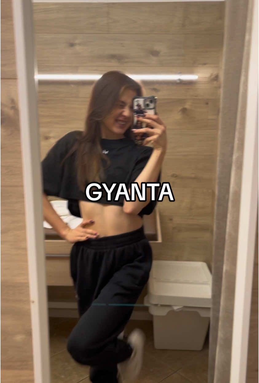 GYANTÁZZUNK😌 (Csubakka búcsúzik!😂) —>@bestwaxcenter kérdést megelőzve🙈 #Lifestyle #gymgirl #GlowUp #waxing #SelfCare #beauty #gyanta #szépségápolás #szőrtelenítés #kozmetikus 