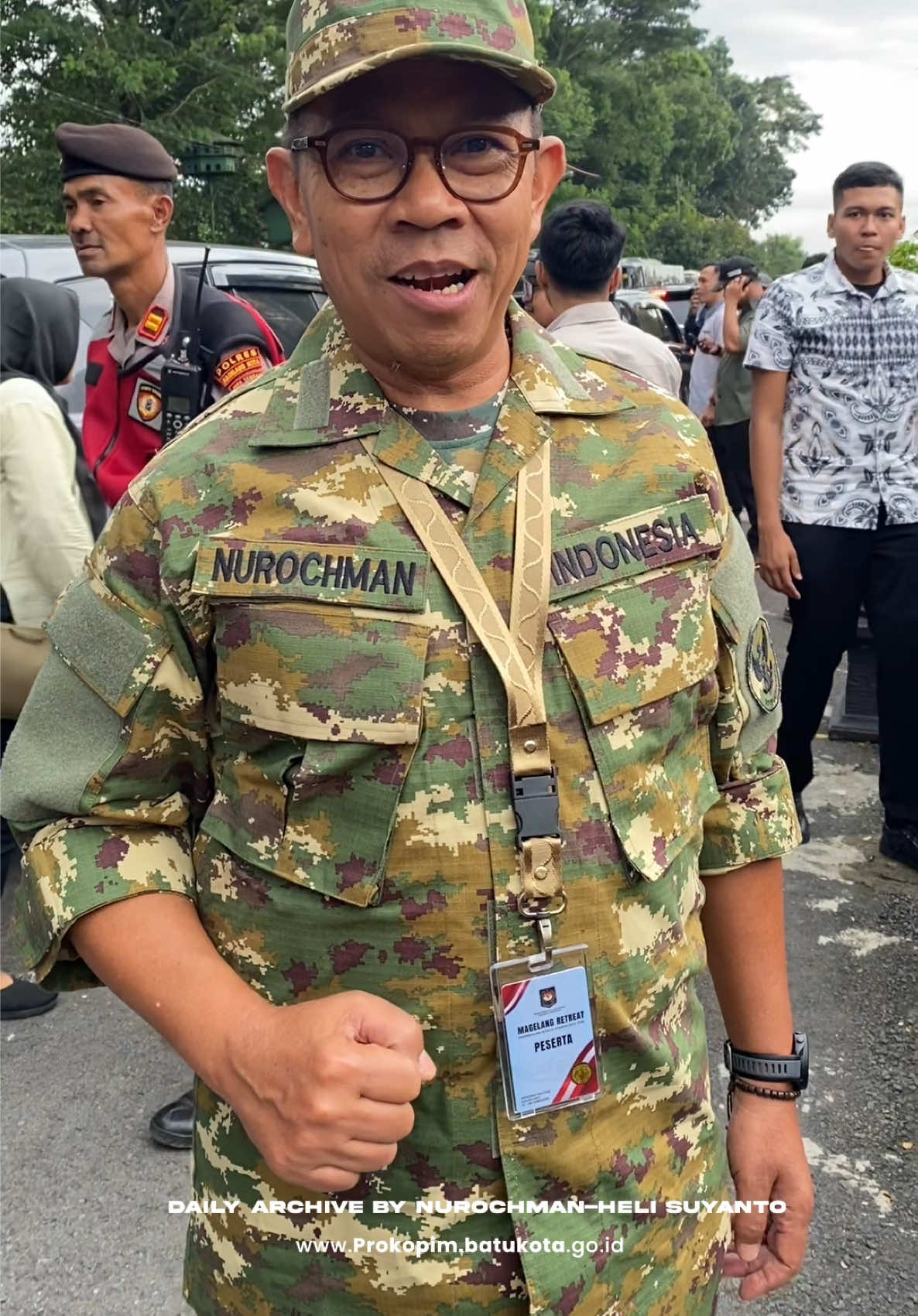 •505 Kepala Daerah Ikuti Retreat di Akmil Magelang• MAGELANG, Prokopim KWB – Sebanyak 505 kepala daerah, termasuk Wali Kota Batu Nurochman, mengikuti Retreat Kepala Daerah di Akademi Militer (Akmil) Magelang, Jawa Tengah, pada 21–28 Februari 2025. Saat kegiatan dimulai pada Jumat (21/2/2025), Wali Kota Nurochman bersama kepala daerah lainnya menaiki shuttle bus menuju lokasi retreat. Selama kegiatan ini, roda pemerintahan Kota Batu tetap berjalan di bawah kepemimpinan Wakil Wali Kota Heli Suyanto sebagai Plh. Wali Kota. Menteri Dalam Negeri Tito Karnavian menyatakan bahwa retreat ini bertujuan mempererat hubungan kepala daerah dengan pemerintah pusat guna meningkatkan efektivitas implementasi kebijakan nasional. Kegiatan ini dikemas dalam diskusi terbuka dengan berbagai pemateri yang membahas tugas kepala daerah. Lima pokok utama pembekalan meliputi pemahaman tugas kepala daerah, Astacita, kedekatan emosional antar kepala daerah, pengelolaan anggaran, serta ketahanan nasional dan wawasan kebangsaan. Retreat ini khusus untuk kepala daerah, sementara wakil kepala daerah baru bergabung pada hari terakhir, 28 Februari 2025. #nurochmanheli #mbatusae #kotawisatabatu