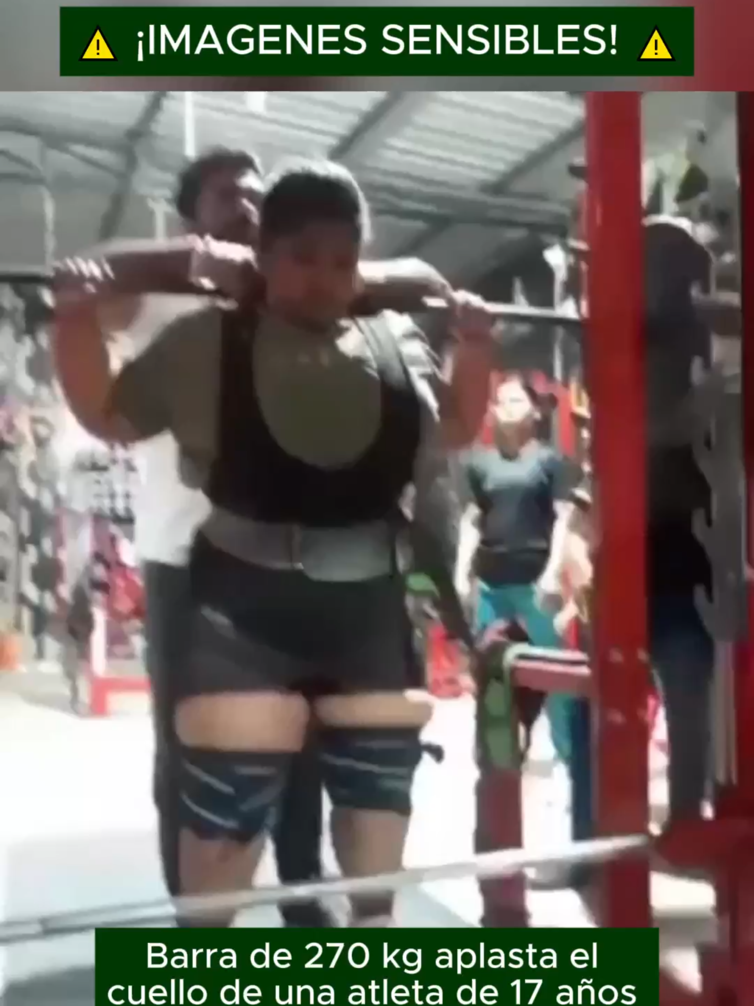 Yashtika Acharya, una promesa del levantamiento de pesas en India, murió a los 17 años luego de que una barra de 270 kg cayera sobre su cuello durante un entrenamiento en Bikaner, Rajasthan. La deportista, quien había ganado oro en los Juegos Nacionales Juveniles, perdió el equilibrio mientras realizaba el levantamiento. A pesar de los intentos de su entrenador y compañeros por auxiliarla, la joven falleció de inmediato. La policía detalló que Acharya ya había logrado levantar ese peso antes, pero en esta ocasión no pudo mantener el equilibrio. Su entrenador sufrió lesiones leves y ha sido cuestionado por presuntamente presionarla a levantar más peso. Sin embargo, la familia no presentó ninguna denuncia. #ozonotelevision #LOÚLTIMO #ozono #noticia #peru #viral #accidente #inseguridad #miedo #susto #trujillo #lima