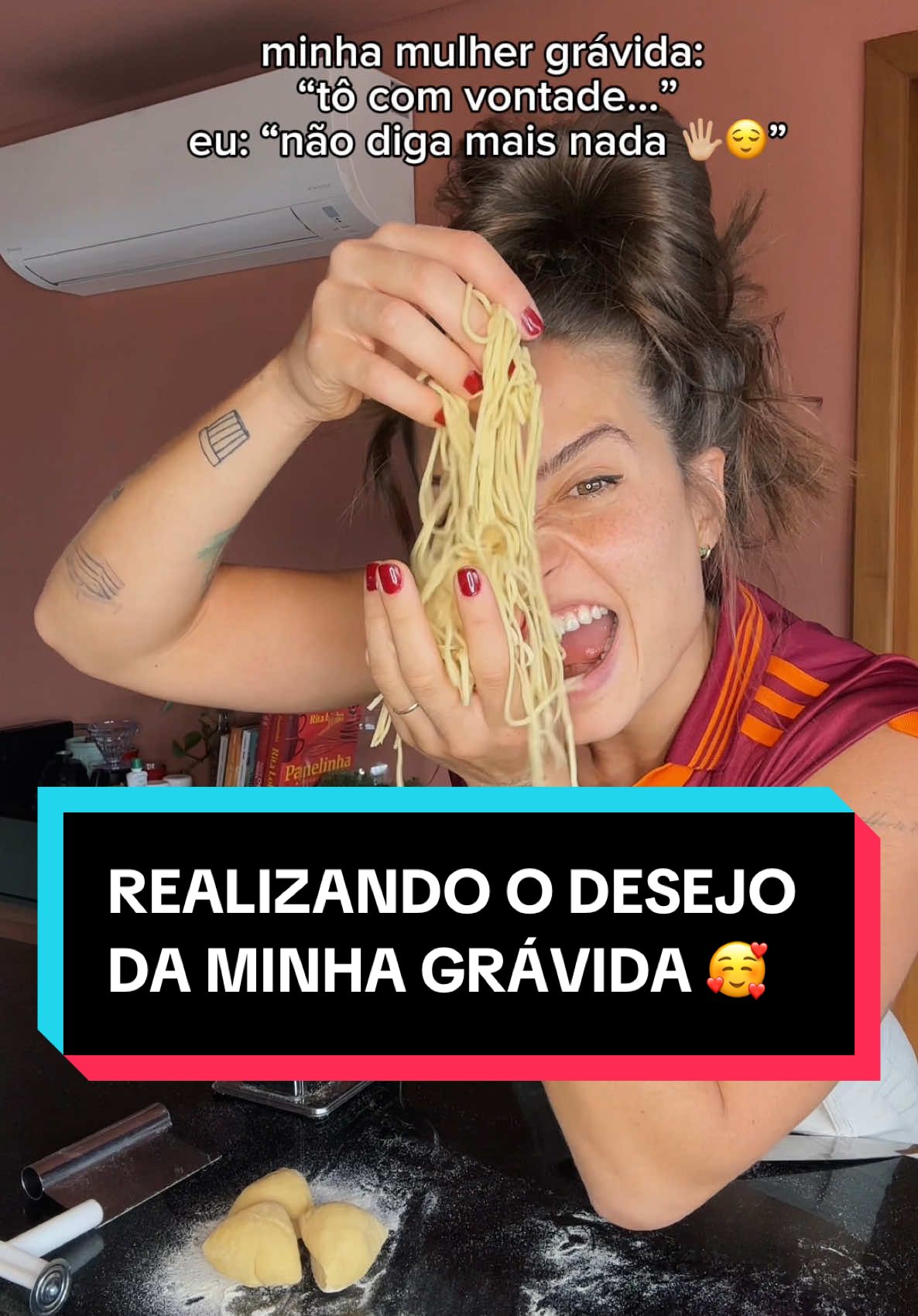 o cálculo pra fazer a massa fresca é de 100g de farinha (eu usei semolina italiana) e 1 ovo por pessoa (mas se você come MUITO, pode dobrar 😂).  vou falar que ganhou do outro macarrão, viu? 😮‍💨 a camisa é linda, né?