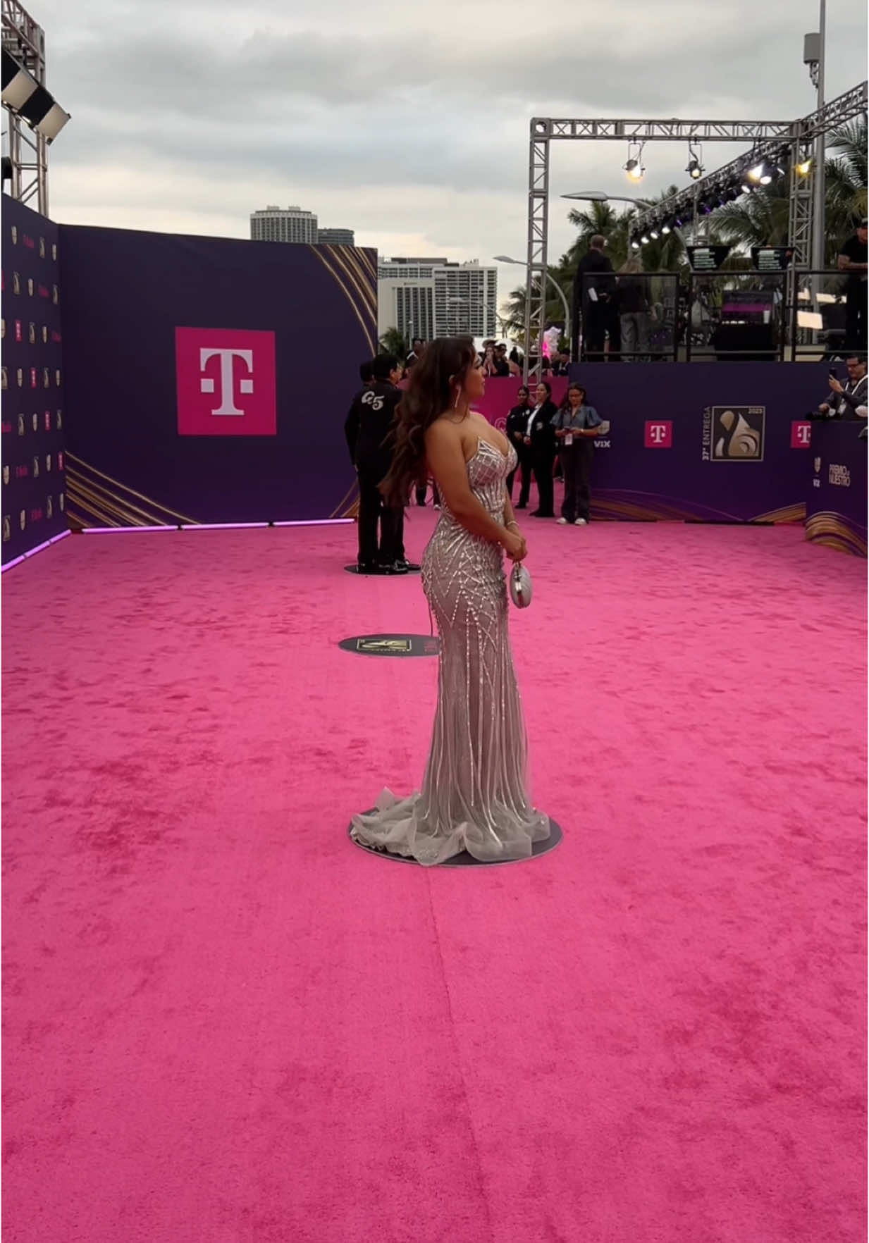 Para esa niña que hace años veía esta alfombra por la TV y ahora está desfilando en ella 🥹, LO LOGRASTE ✨🫶. Anoche por primera vez en la alfombra Magenta de Premios Lo Nuestro 🥰. Agradecida inmensamente por su apoyo siempre y a Dios poner las oportunidades en mi camino ❤️.  . . . . #premioslonuestro #mabellrodriguez #mabelltips #miami #alfombraroja 