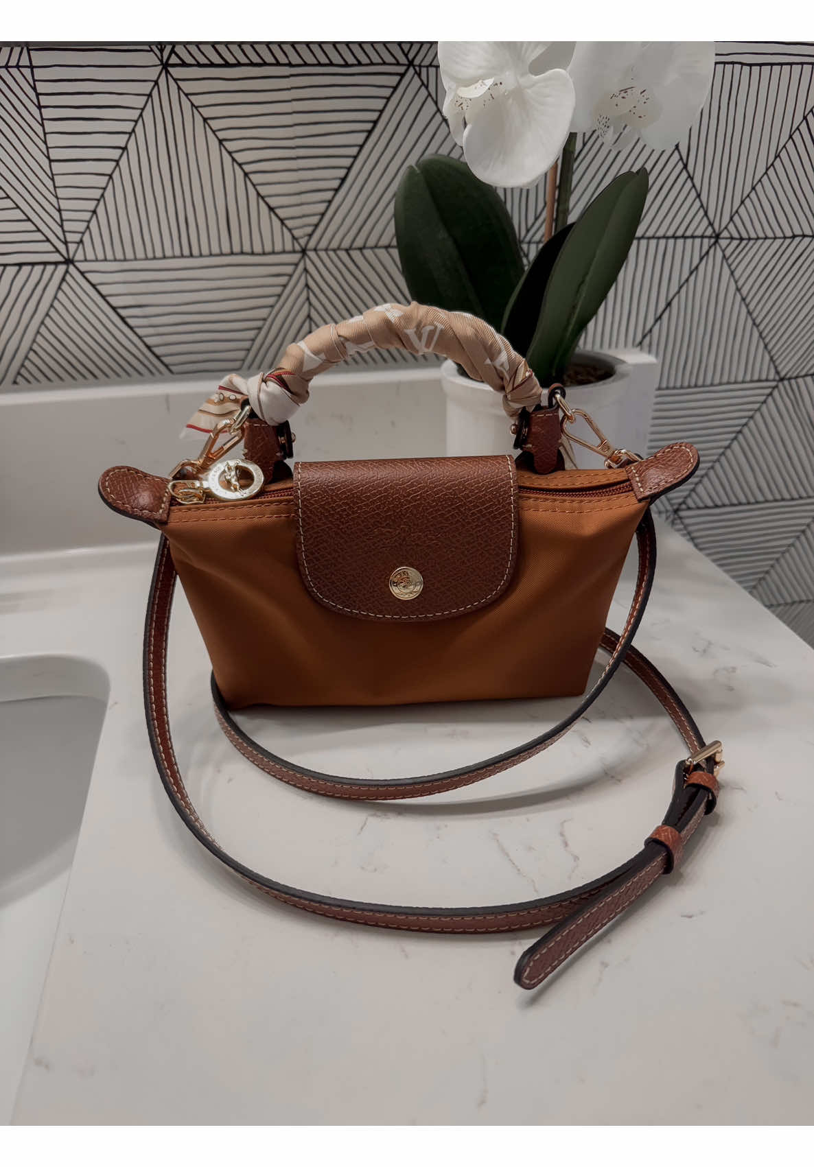 This bag is THAT GIRL! 💁🏽‍♀️ #springbag2025 #spring2025 #springstyle2025 #springstyle #momstyle #momoutfits #momoutfitsoftiktok #momstyleoutfits 