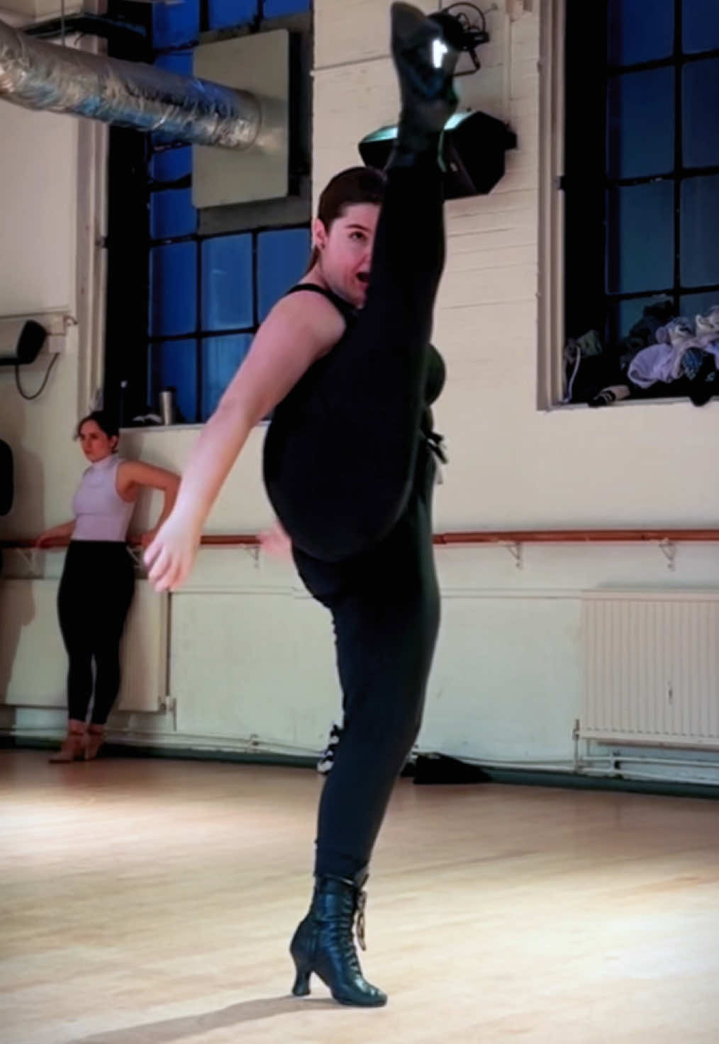 A fun lighting change and all that jazz….quite literally. From class on Monday!  🧠: @georgebeatswithbeet  🎵: All That Jazz  👠: @LaDuca Shoes  📍: @Pineapple Dance  #Dance #dancer #pineappledancestudios #musicaltheater #westend #heels #jazz #broadway #broadwaydancer #fyp #foryoupage #prodancer #laducashoes #laducauk #choreogrpahy #classicjazz #theatrejazz #classicjazz #oldschooljazz #moviemusical #funk #jazz #fossejazz #allthatjazz 