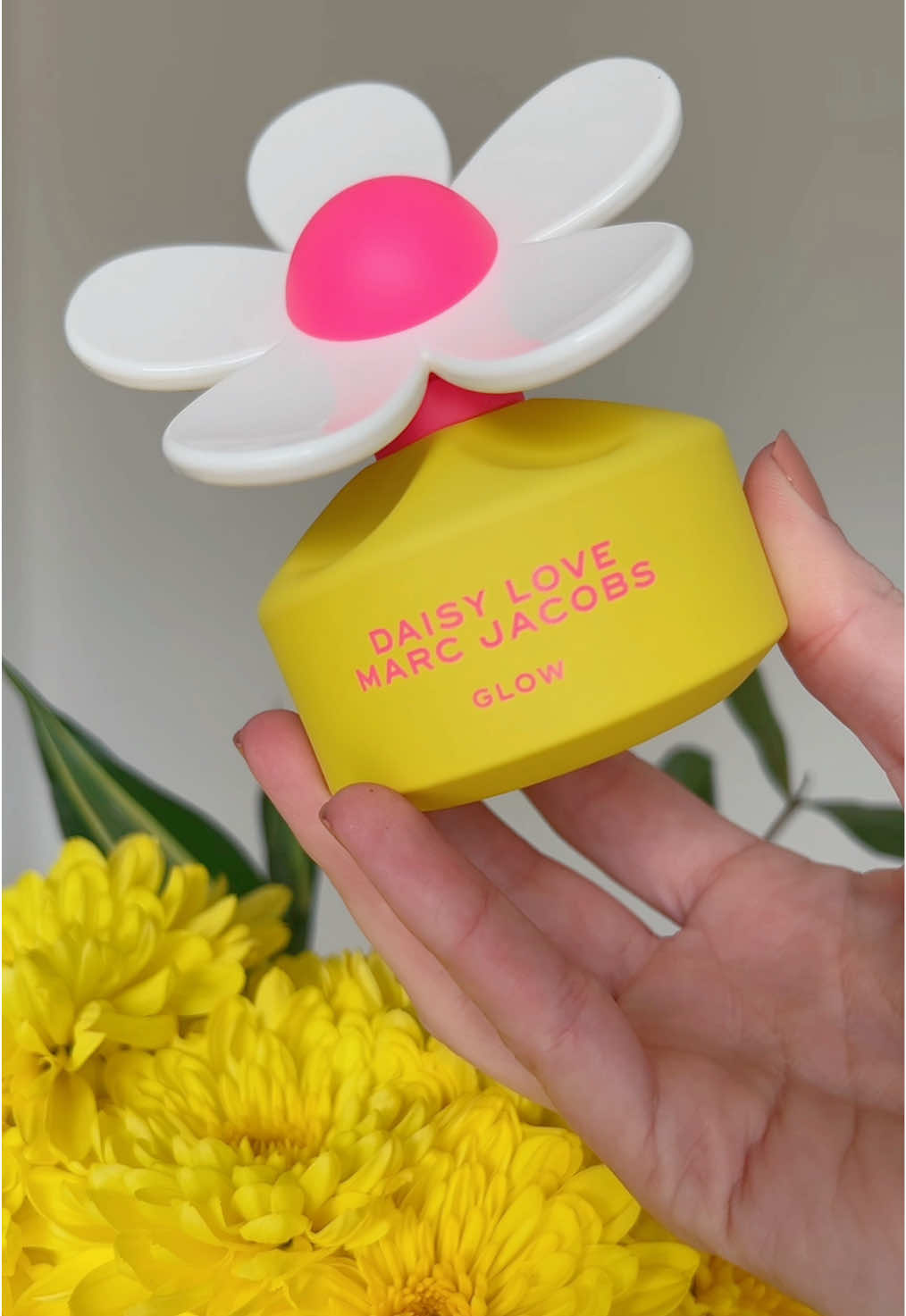 Spring is coming 🌼 asmr unboxing the beautiful limited edition Marc Jacobs Daisy Love Glow 🌼 @MarcJacobsFragrances @Community X SEEN #pr #MJDaisy #unboxingvideo #unboxingasmr #spring #perfumetok #marcjacobs 