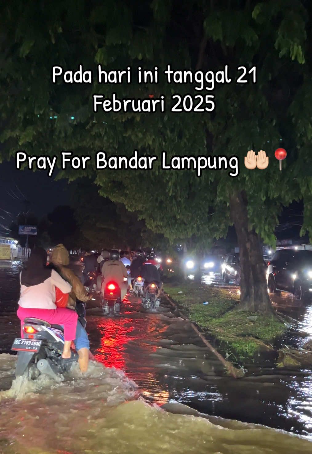 Dilanda banjir tepat nya di jalan Sultan Agung Way Halim & jalan Pulau Sebesi Sukaram tepatnya belakang Kampus UIN Raden Intan Lampung📍 #bencana #banjir #bandarlampung #lampung #lampunggeh #lampungpride #prayforlampung 