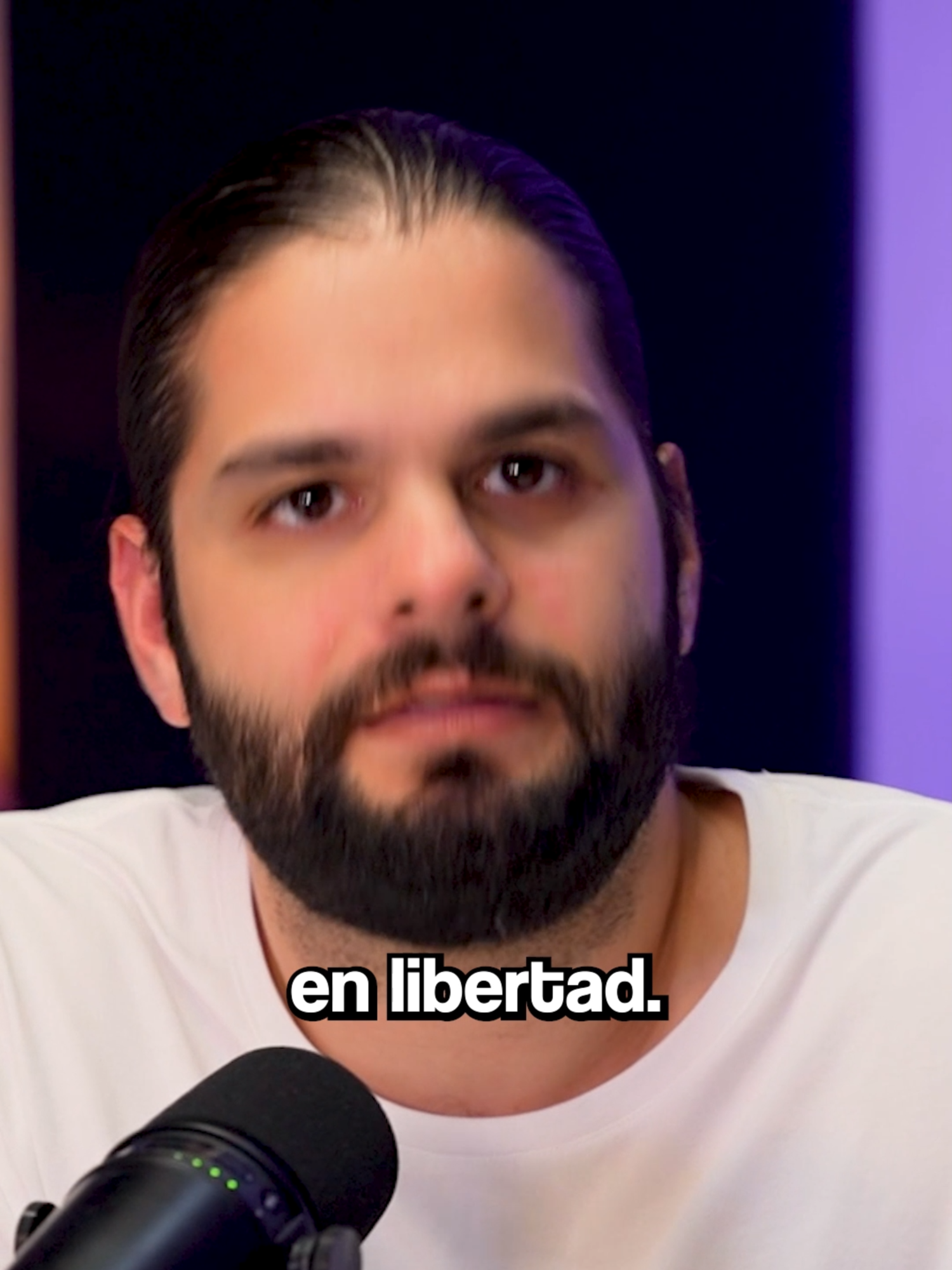 El amor solo puede nacer en libertad. Si intento retener a alguien, lo convierto en prisionero, y un prisionero no ama, solo obedece. Quien desea ser amado debe desear, ante todo, la libertad del otro, porque solo desde la voluntad propia nace un amor real. El amor que se fuerza deja de ser amor; se convierte en posesión. Sígueme aquí @faridieck para más relatos y reflexiones.