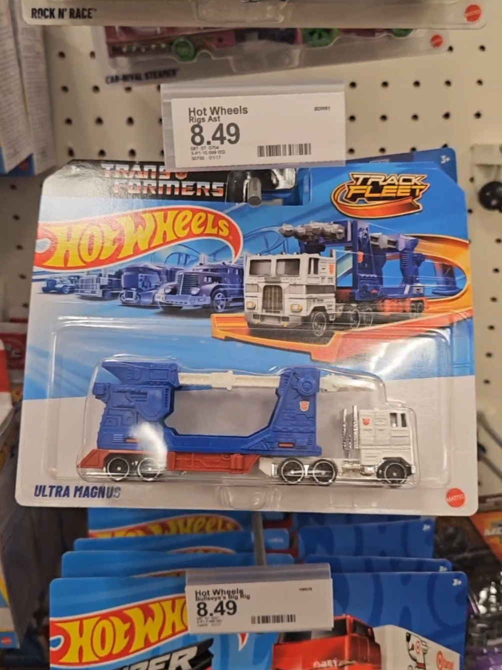 2025 Diecast Super Treasure Hunt & SuperChase chase Series:  Feb 21 2025 ♤ Hot Wheels / Track Fleet  * Transformers  + Ultra Magnus   Scale 1:64 / Mattel @The Deal Garage Doors @LeoRRRedondo  #2025 #Diecast #SuperTreasureHunt #sth #treasurehunt #th #SuperChase #chase #Series #February #HotWheels #TrackFleet #Transformers #UltraMagnus #Scale #Mattel #hotwheelscollection #hotwheelscollector 