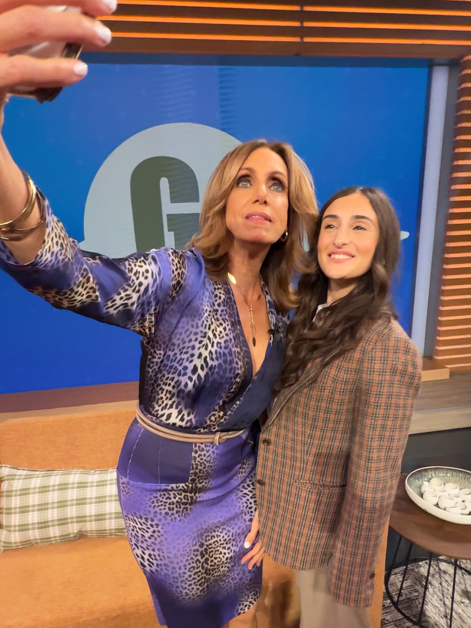 ¿Soltera y disponible? 🤭 Mía de Molina se sincera con @lili_estefan... ¡Le contó sus secretos! 😯 #ElGordoyLaFlaca lunes a viernes 4P/3C por Univision. 📺 #Editorial #GyFDetrasDeCamaras #TVShow #ElGordo #LaFlaca #LiliEstefan #RaúlDeMolina #televisión #miademolina #secretos #interrogatorio #Solteria #humor