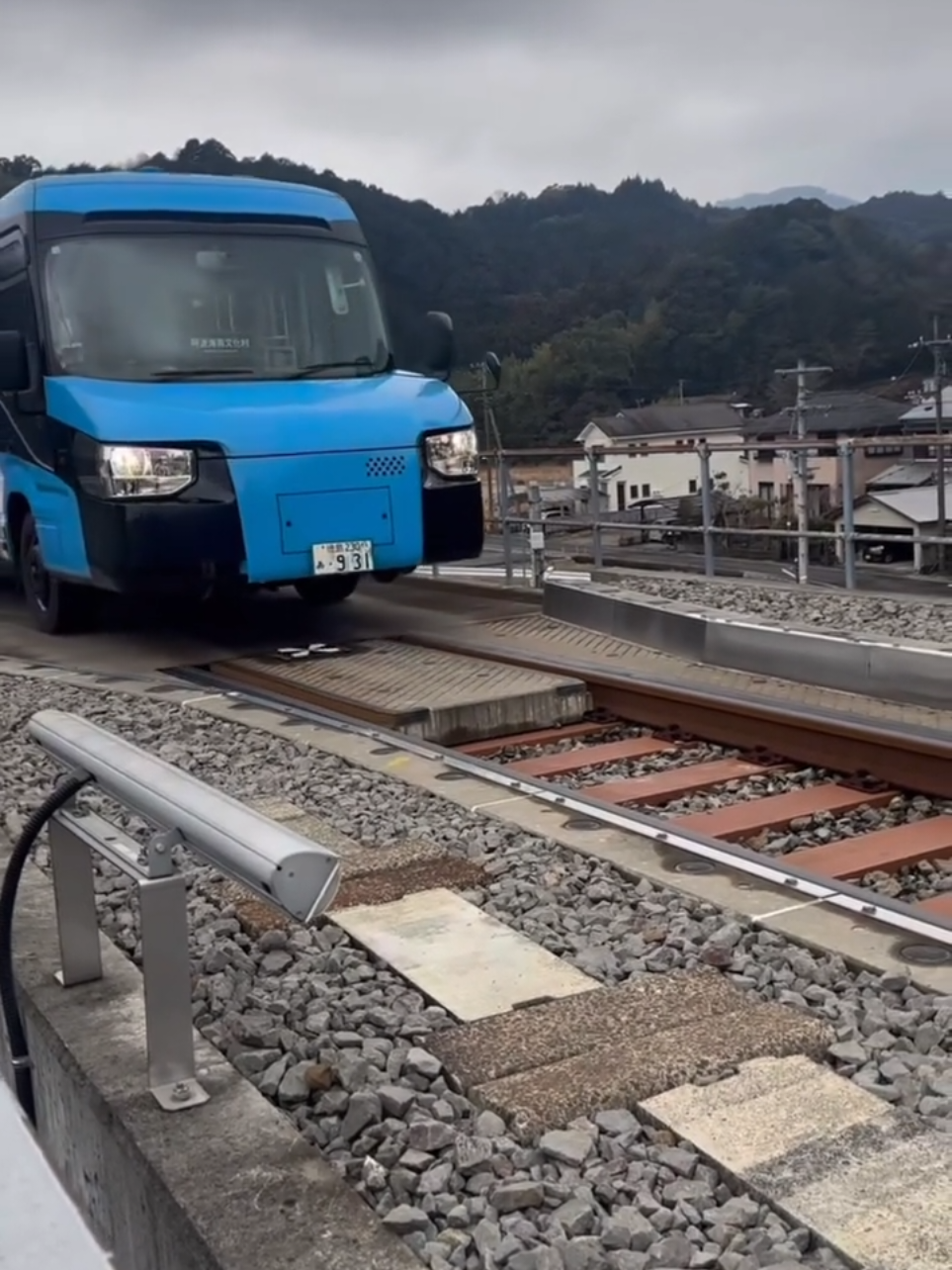 Vehículo de doble propósito, tanto ferroviario como de carretera. #ferrocarril #fotografíaferroviaria #transporteferroviario #culturaferroviariajaponesa #fyp #carlovers #epicmotormoves